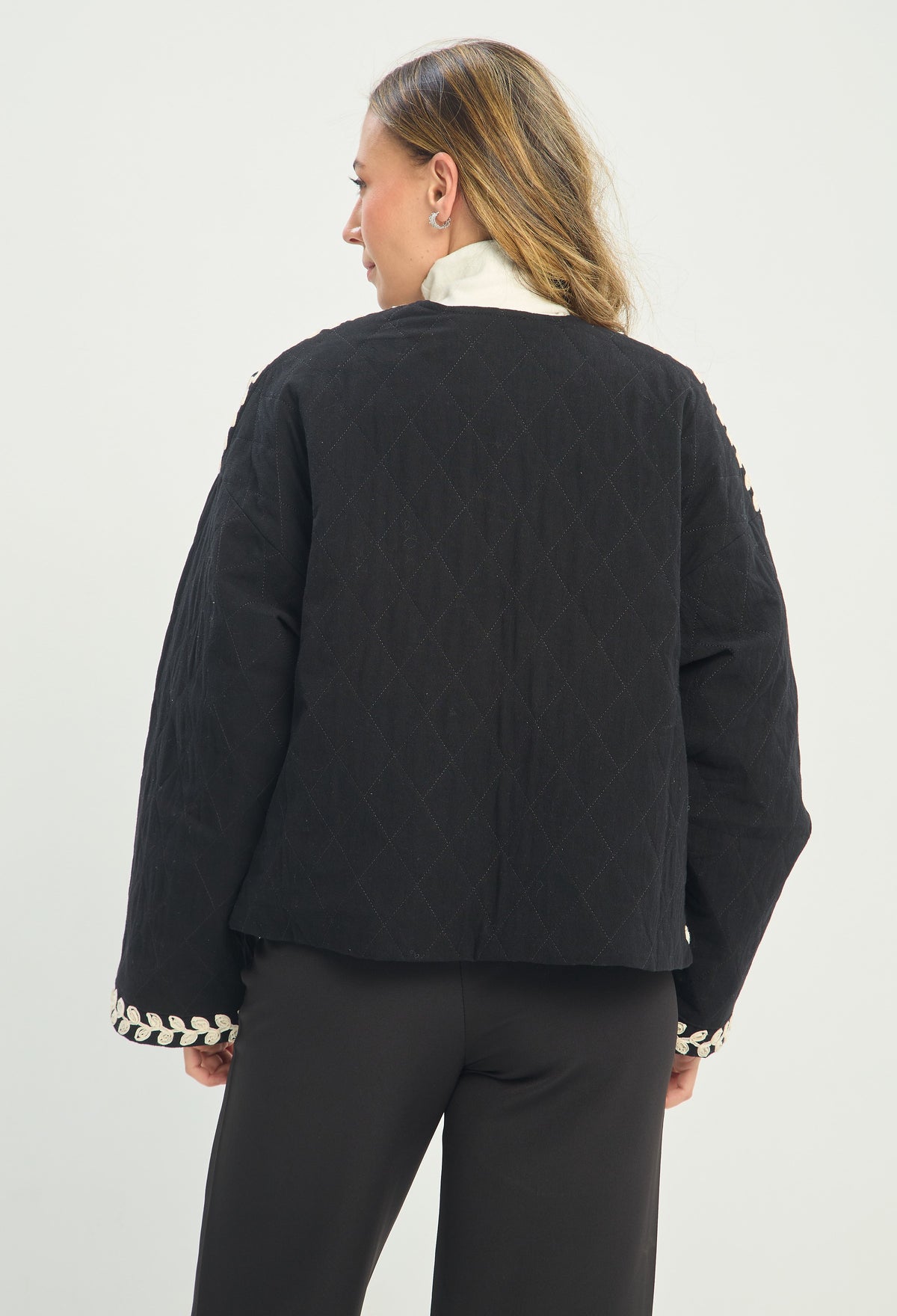 Chaqueta Acolchada Bordada Negra BYBLA - vista 3