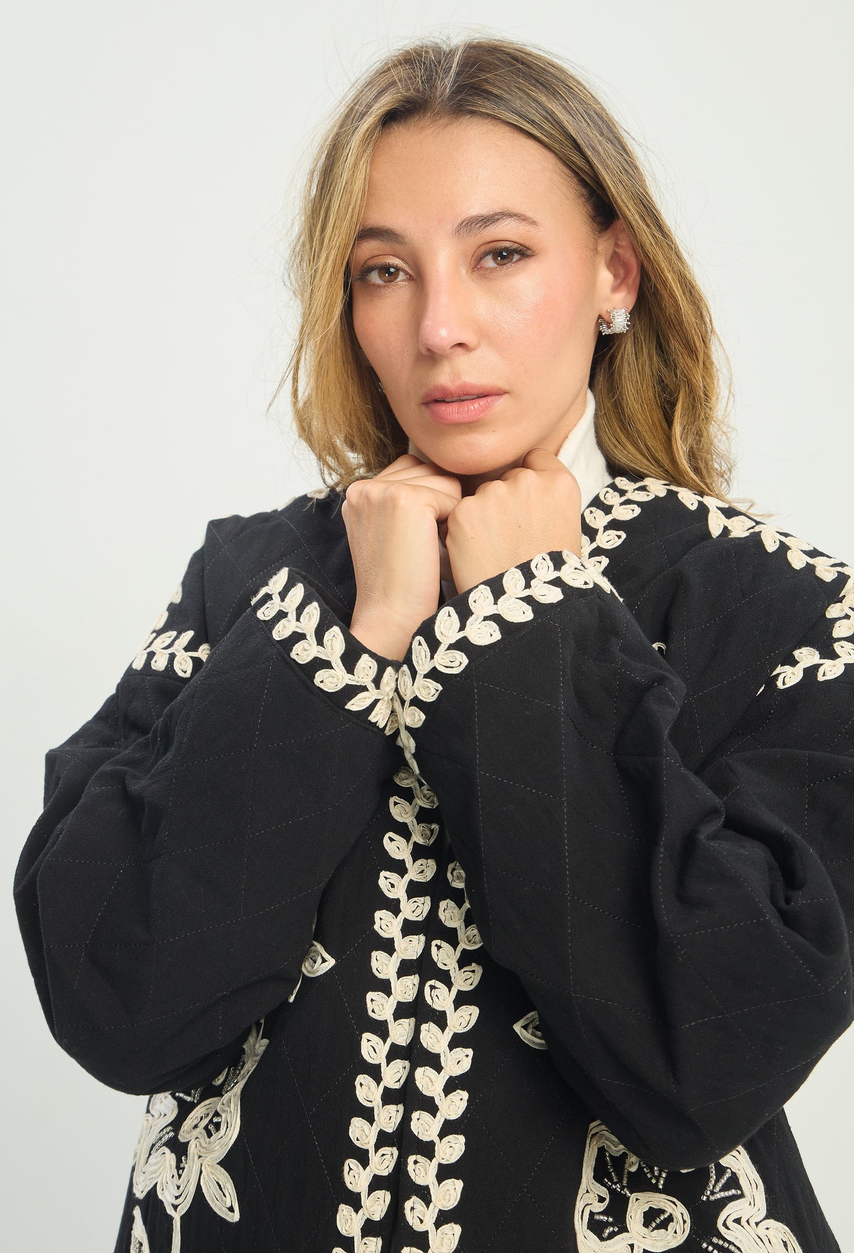 Chaqueta Acolchada Bordada Negra BYBLA - vista 5
