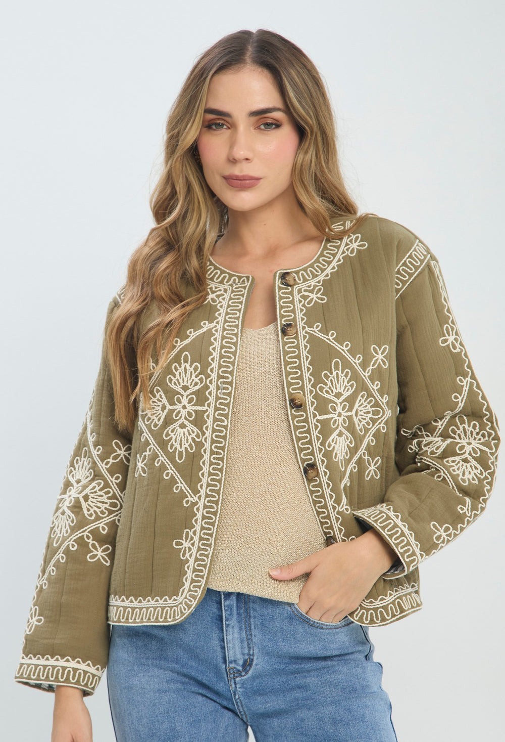 Chaqueta corta verde militar acolchada con bordado blanco y manga larga