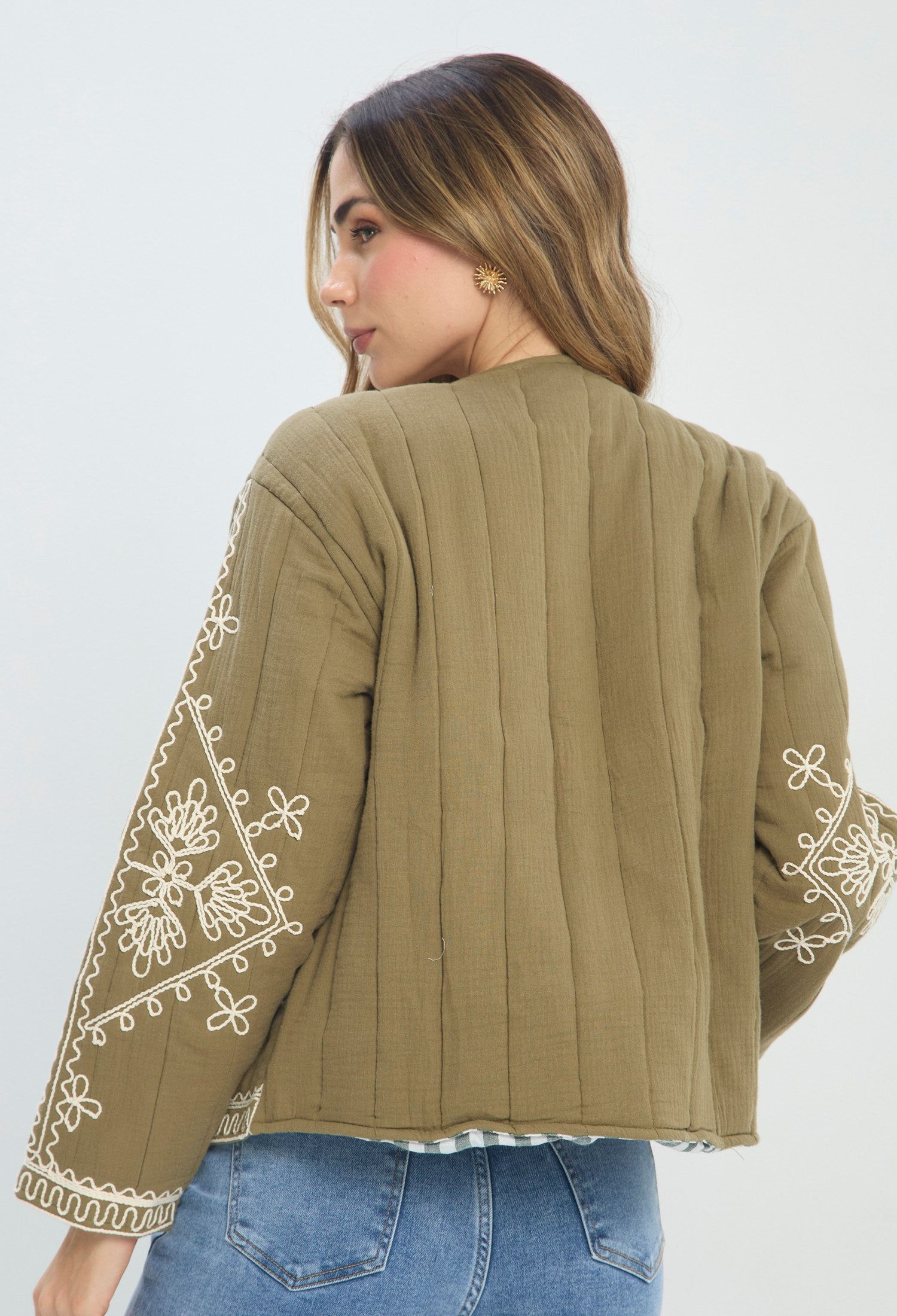 Chaqueta corta verde militar acolchada con bordado blanco y manga larga - vista 3