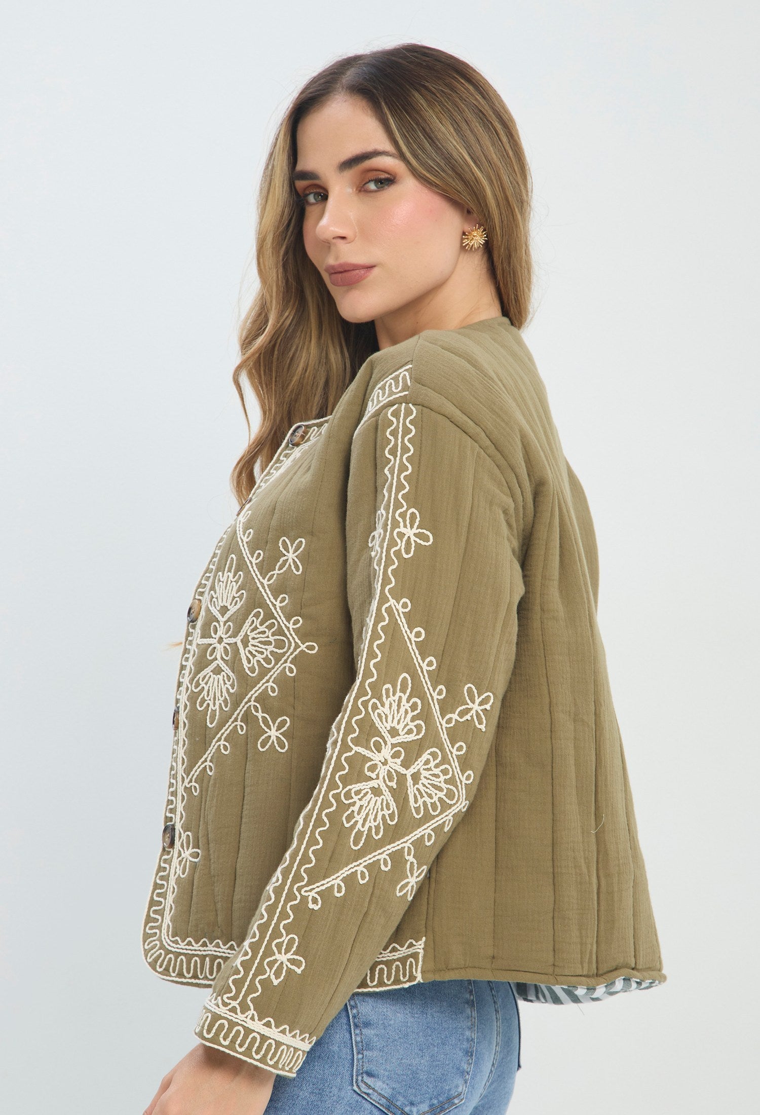 Chaqueta corta verde militar acolchada con bordado blanco y manga larga - vista 4