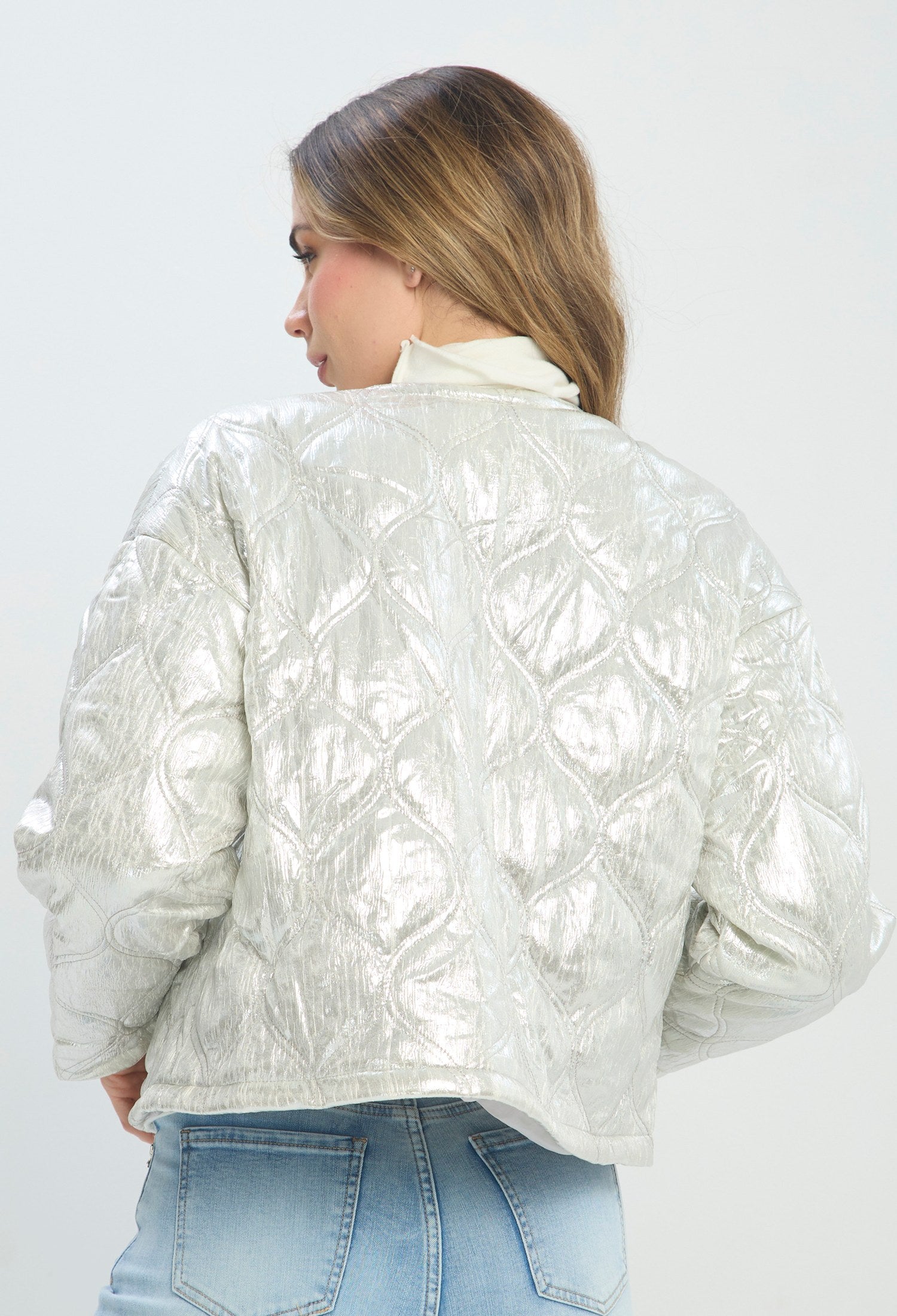 Chaqueta corta plateada metalizada acolchada con manga larga y botones - vista 3