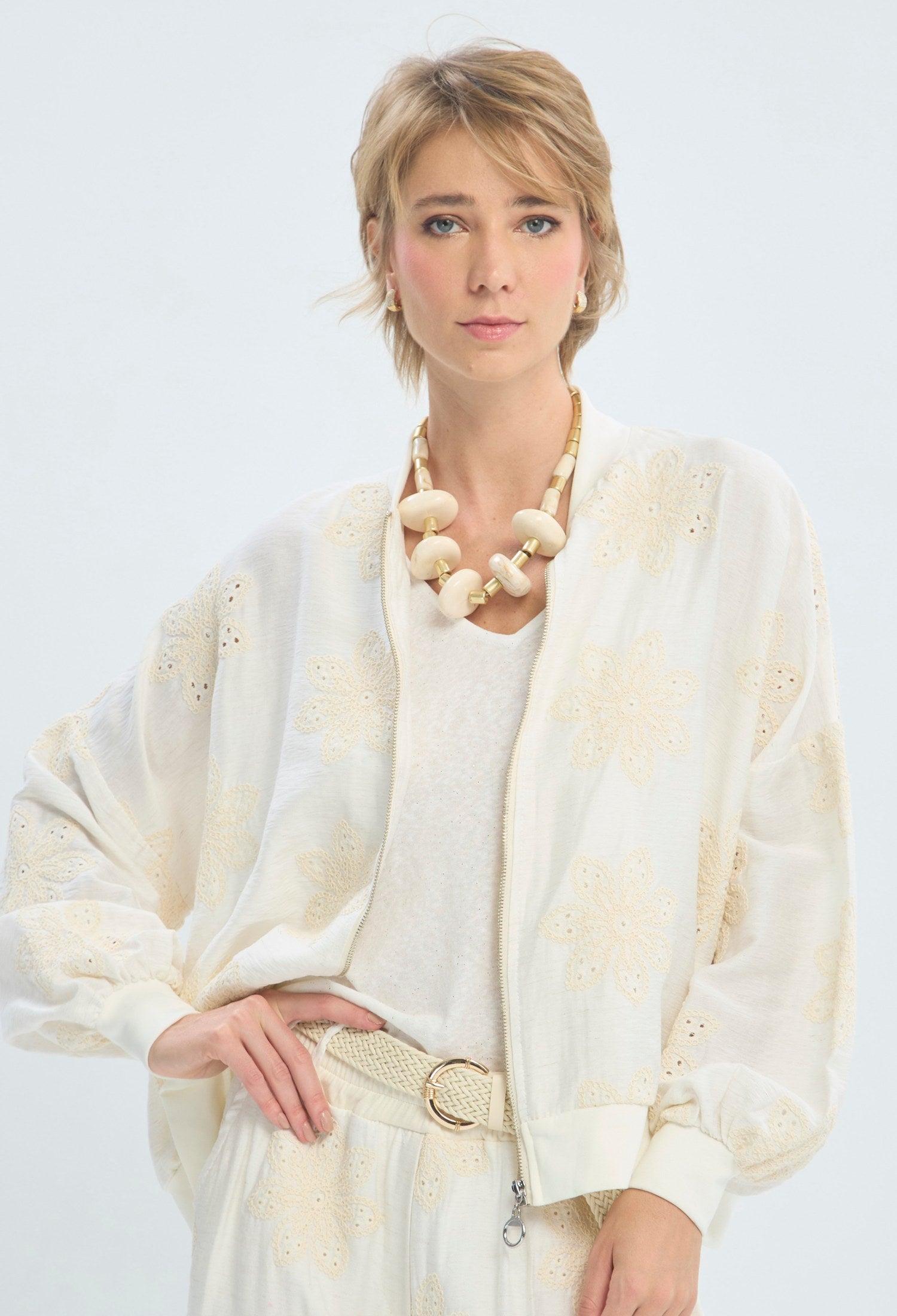 Chaqueta bomber crudo con bordado floral calado BYBLA