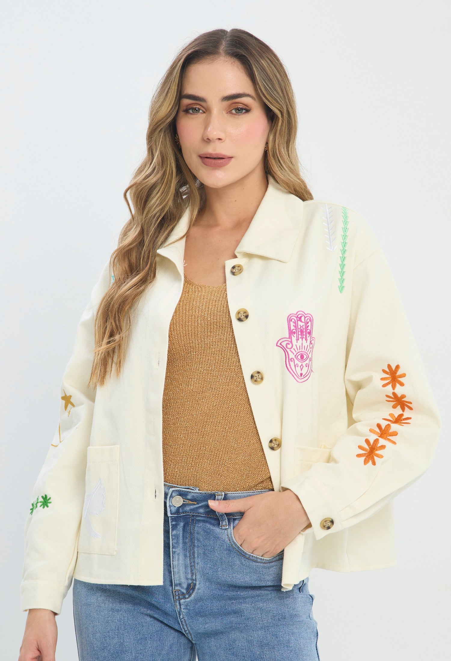 Chaqueta corta beige con bordados a color, cuello camisero y manga larga