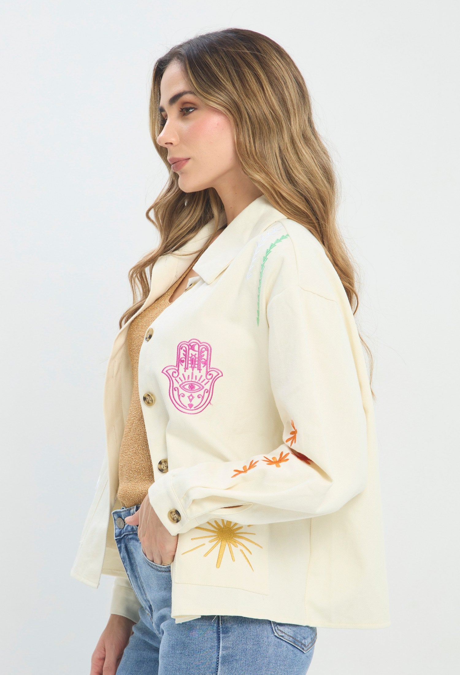 Chaqueta corta beige con bordados a color, cuello camisero y manga larga - vista 2