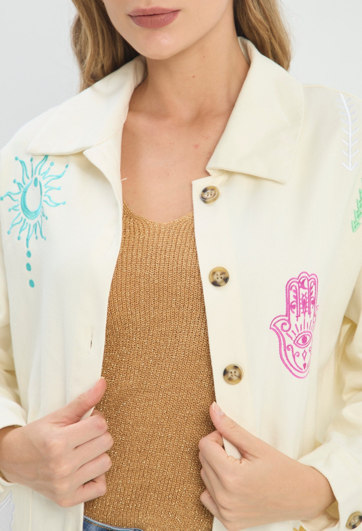 Chaqueta corta beige con bordados a color, cuello camisero y manga larga - vista 4