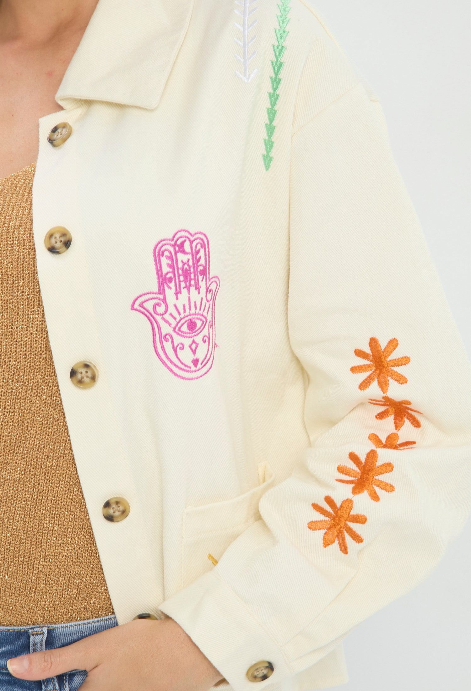Chaqueta corta beige con bordados a color, cuello camisero y manga larga - vista 5