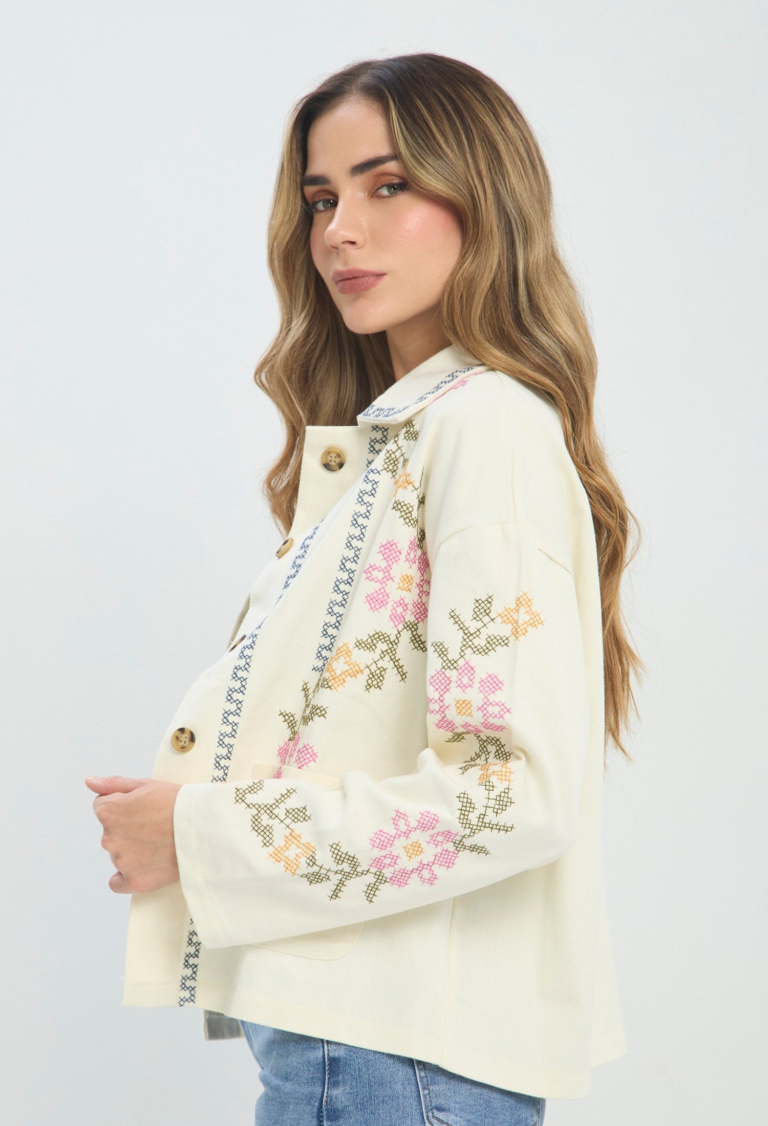 Chaqueta corta beige con bordado floral rosa y verde, cuello camisero - vista 2