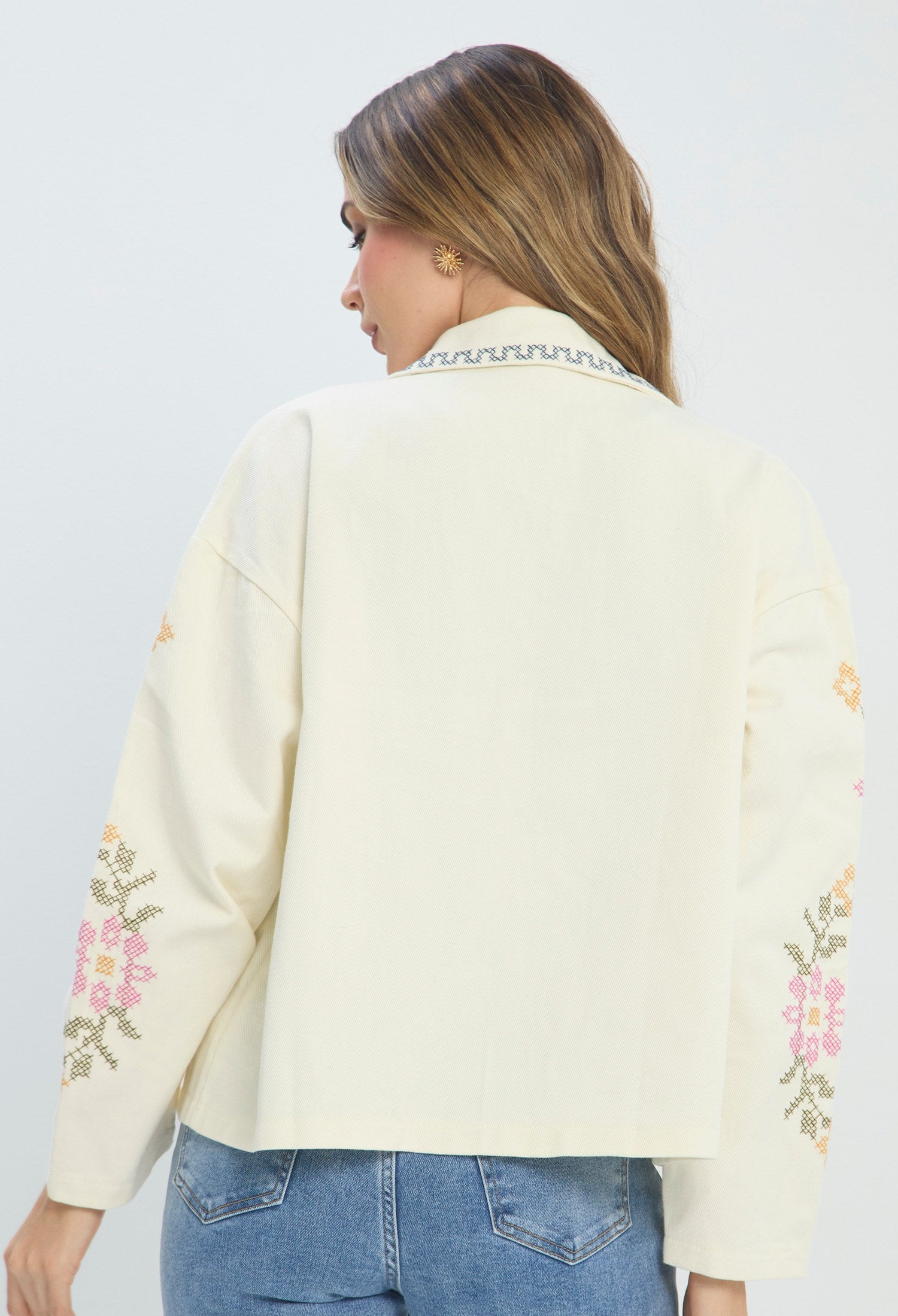 Chaqueta corta beige con bordado floral rosa y verde, cuello camisero - vista 3