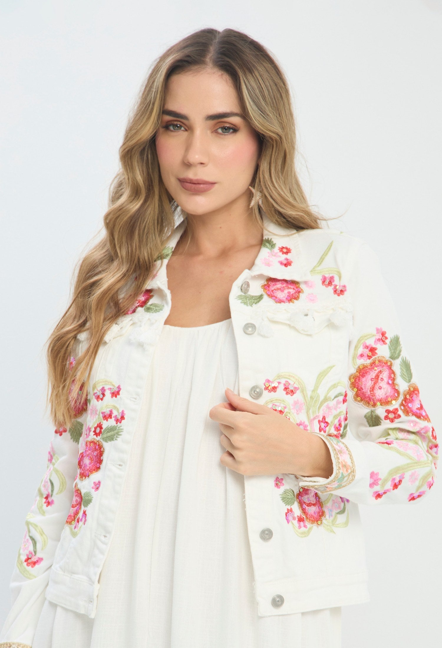Chaqueta corta beige con bordado floral rosa y verde, manga larga y botones