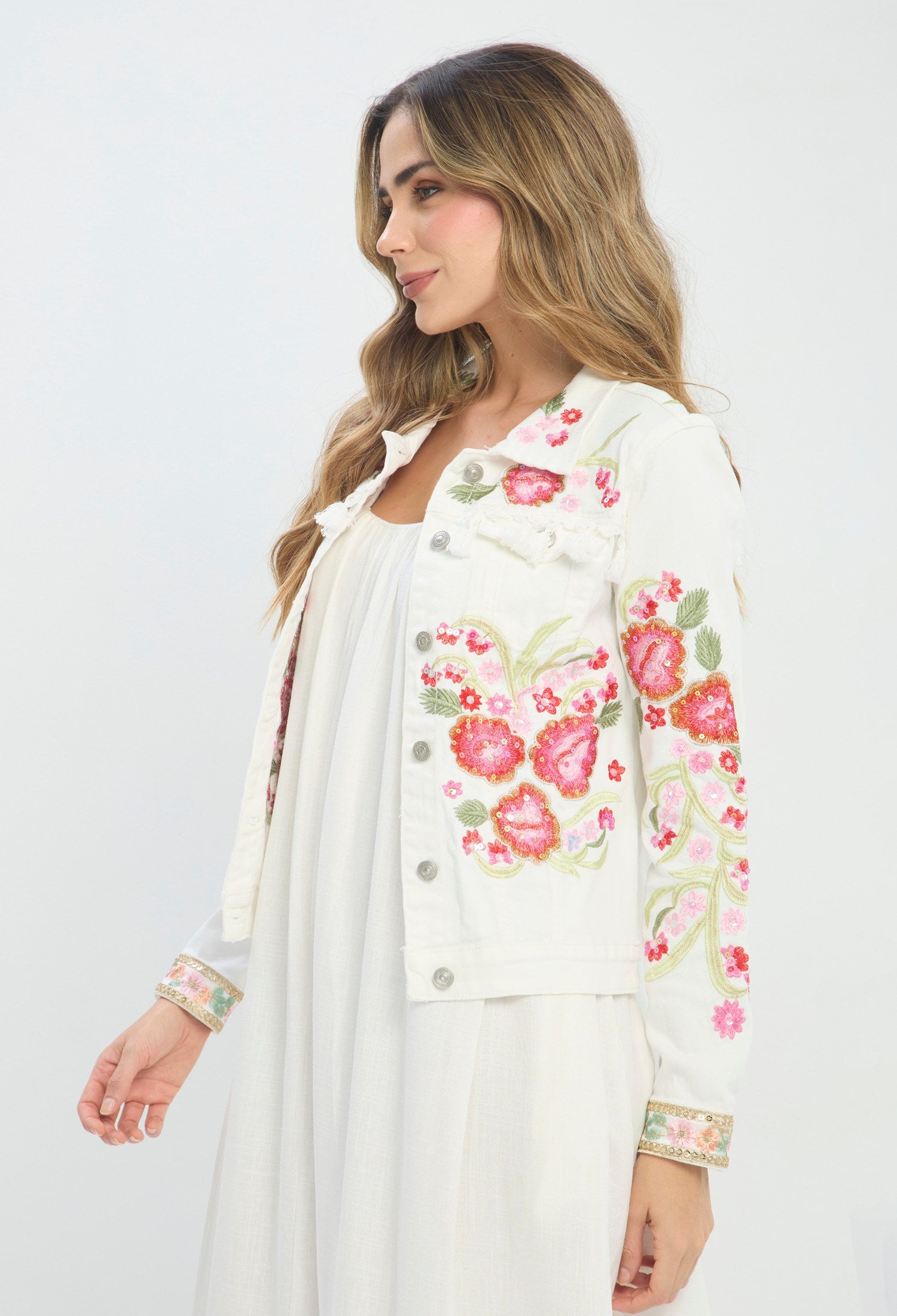 Chaqueta corta beige con bordado floral rosa y verde, manga larga y botones - vista 3