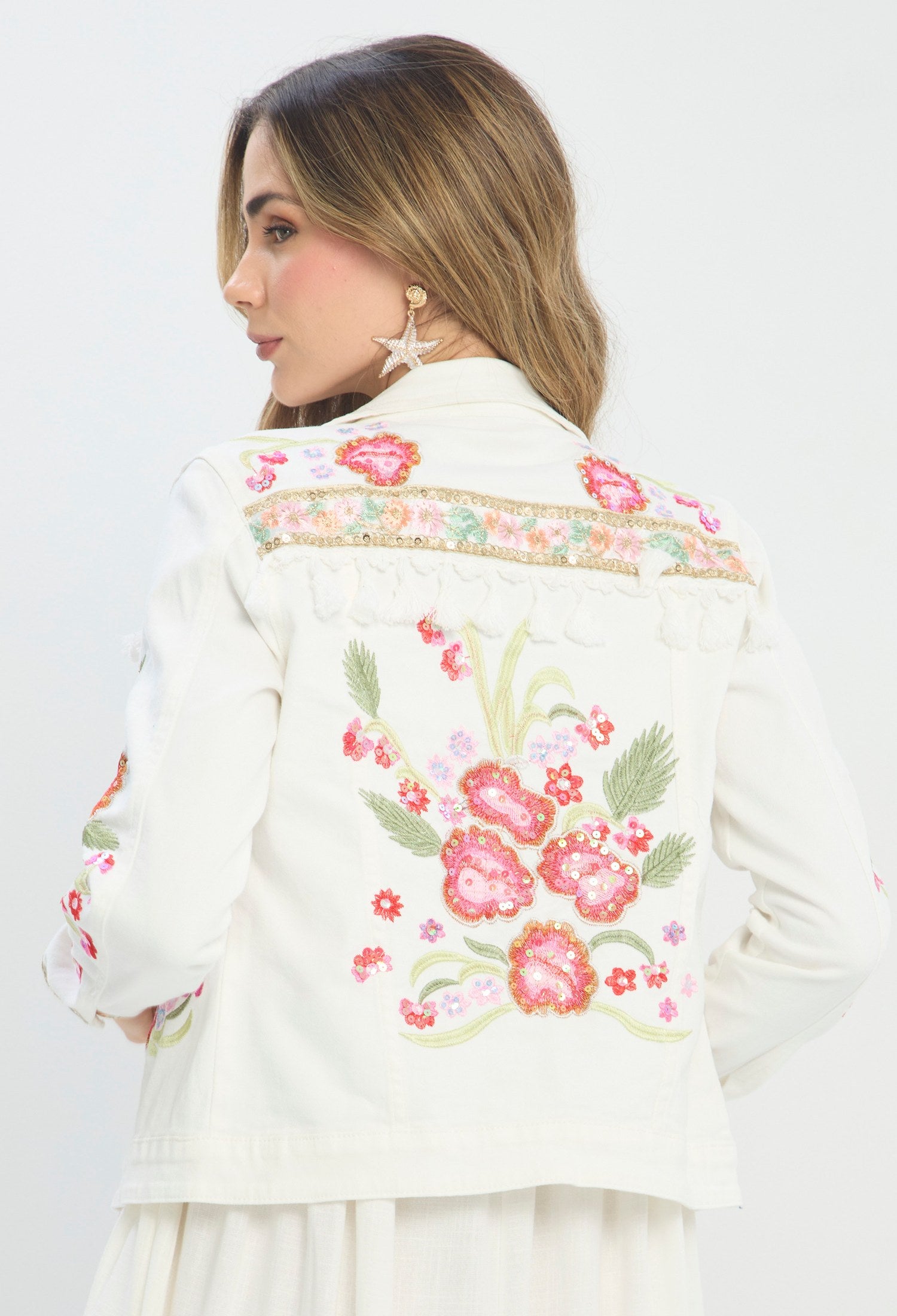 Chaqueta corta beige con bordado floral rosa y verde, manga larga y botones - vista 4