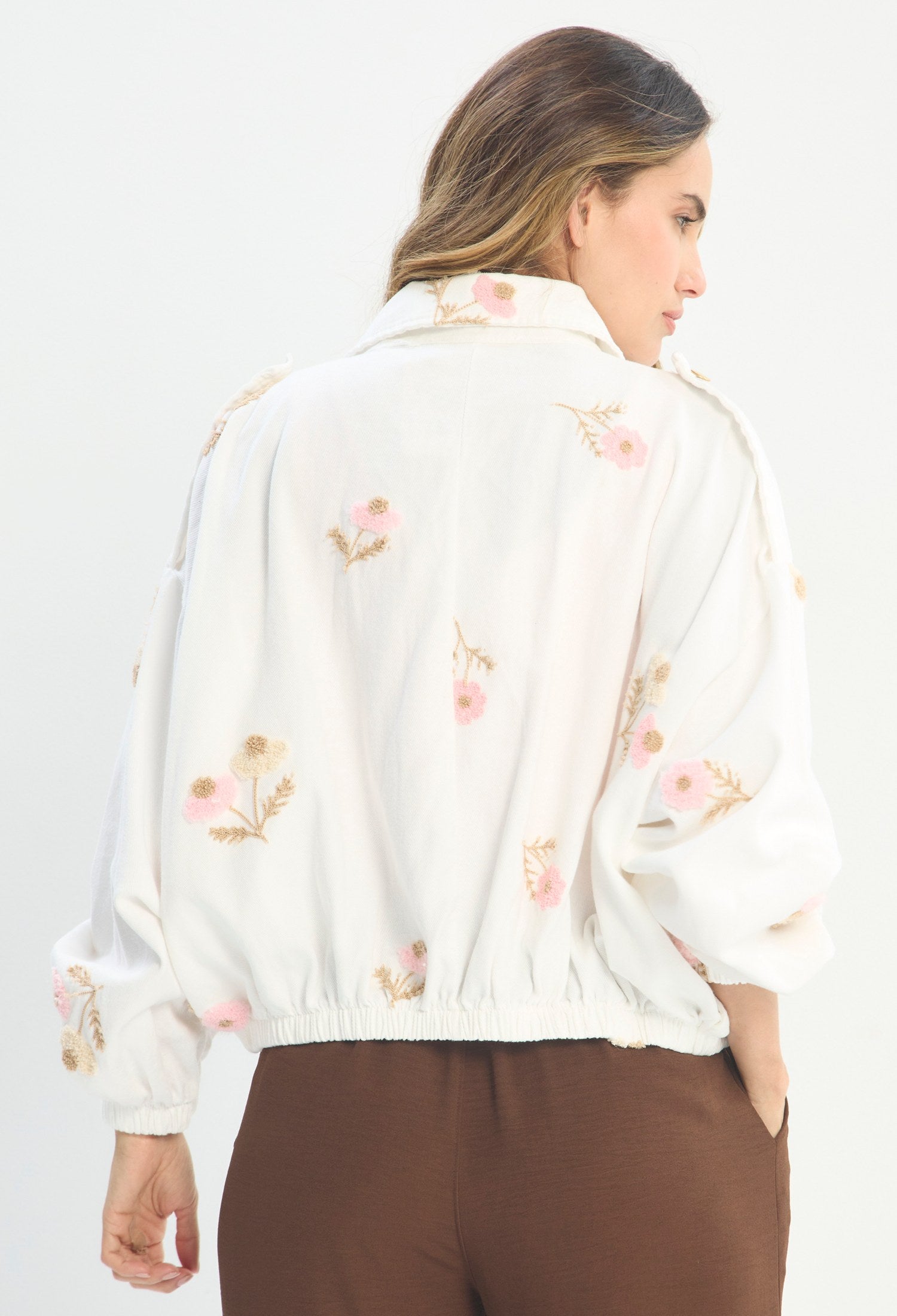 Mujer luciendo chaqueta blanco BYBLA - Bordado Floral Pastel - vista 2