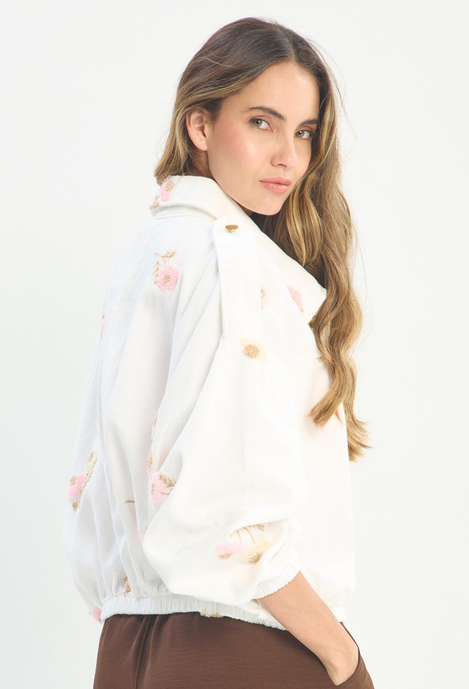 Mujer luciendo chaqueta blanco BYBLA - Bordado Floral Pastel - vista 3