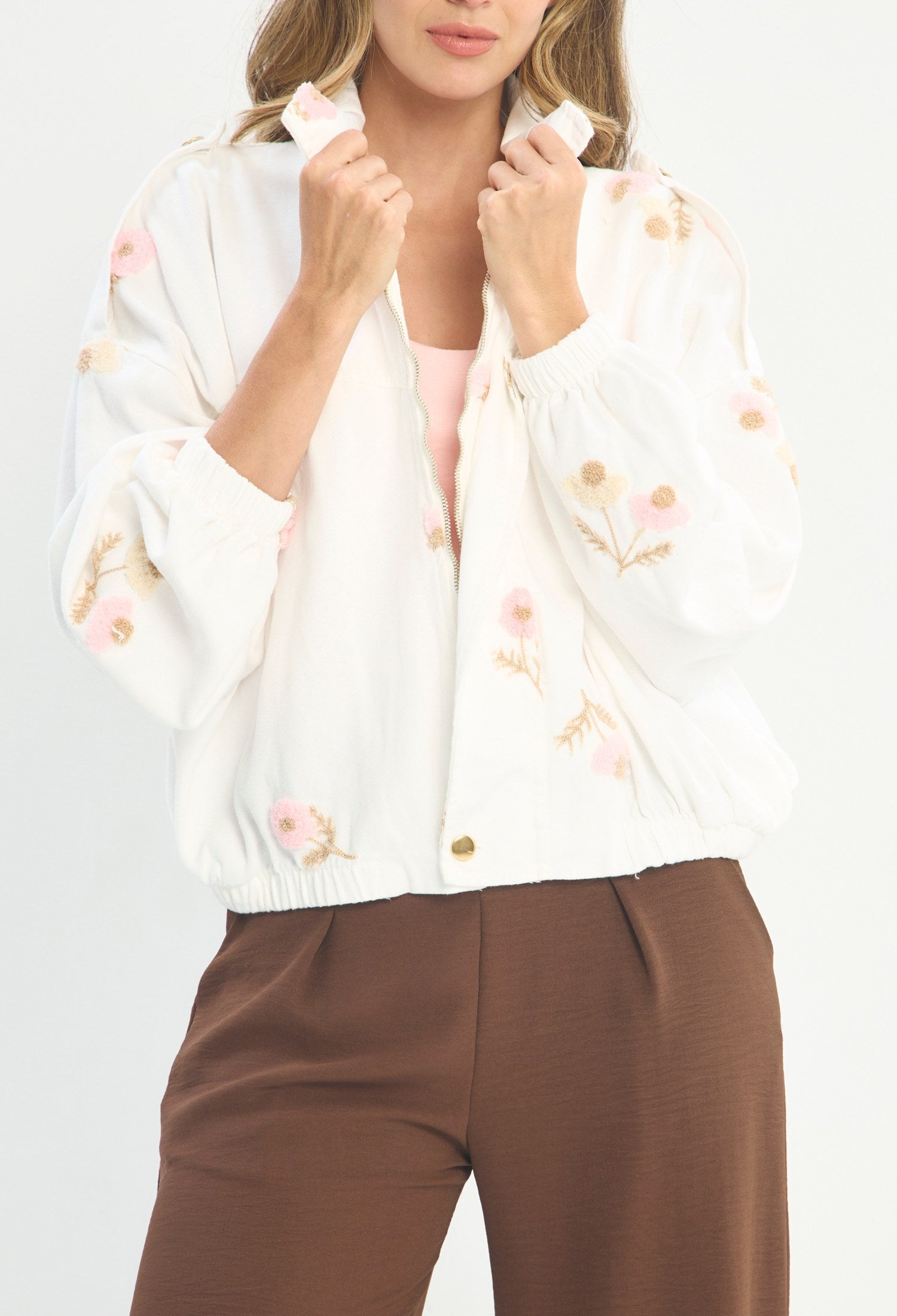 Mujer luciendo chaqueta blanco BYBLA - Bordado Floral Pastel - vista 4