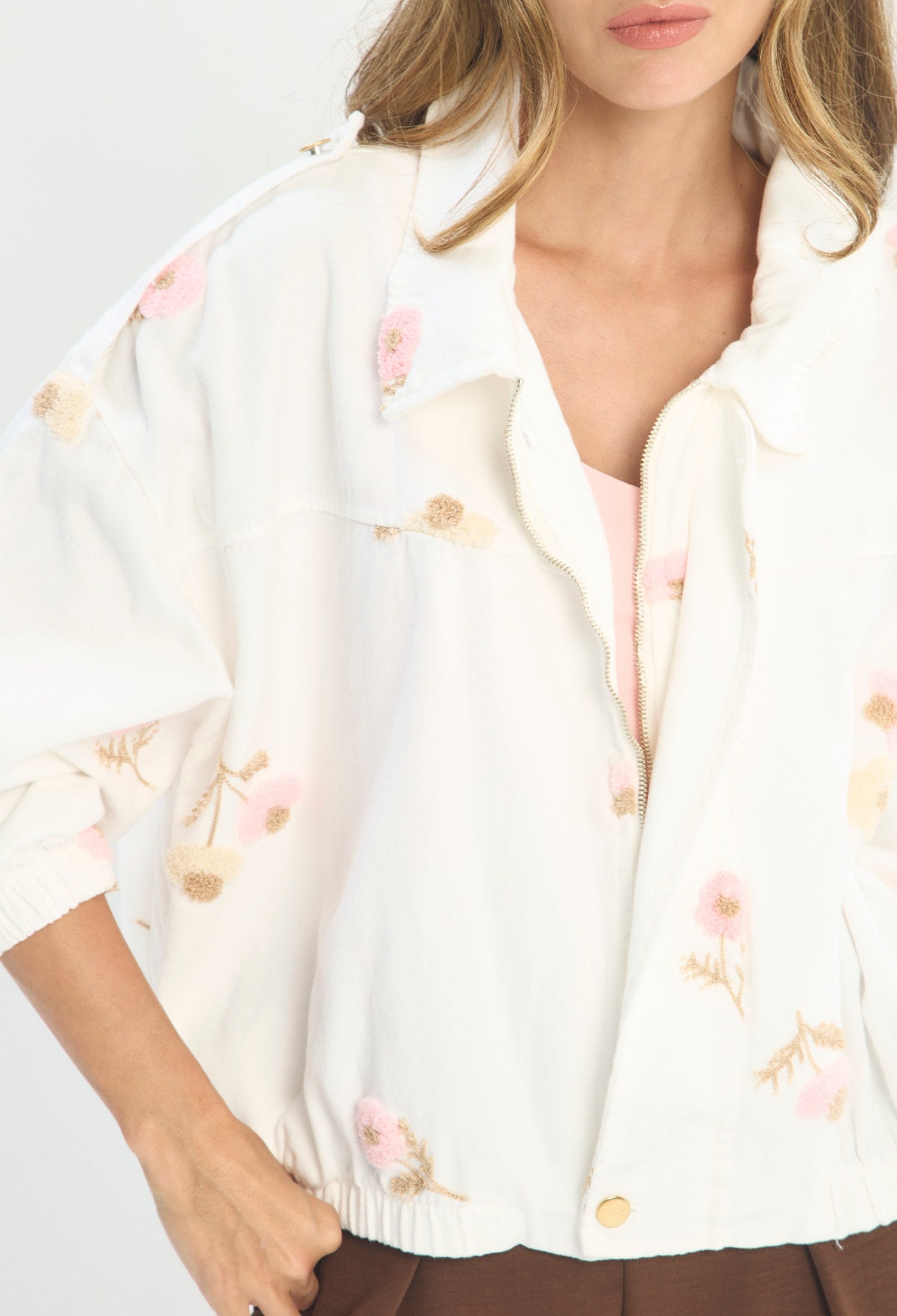 Mujer luciendo chaqueta blanco BYBLA - Bordado Floral Pastel - vista 5