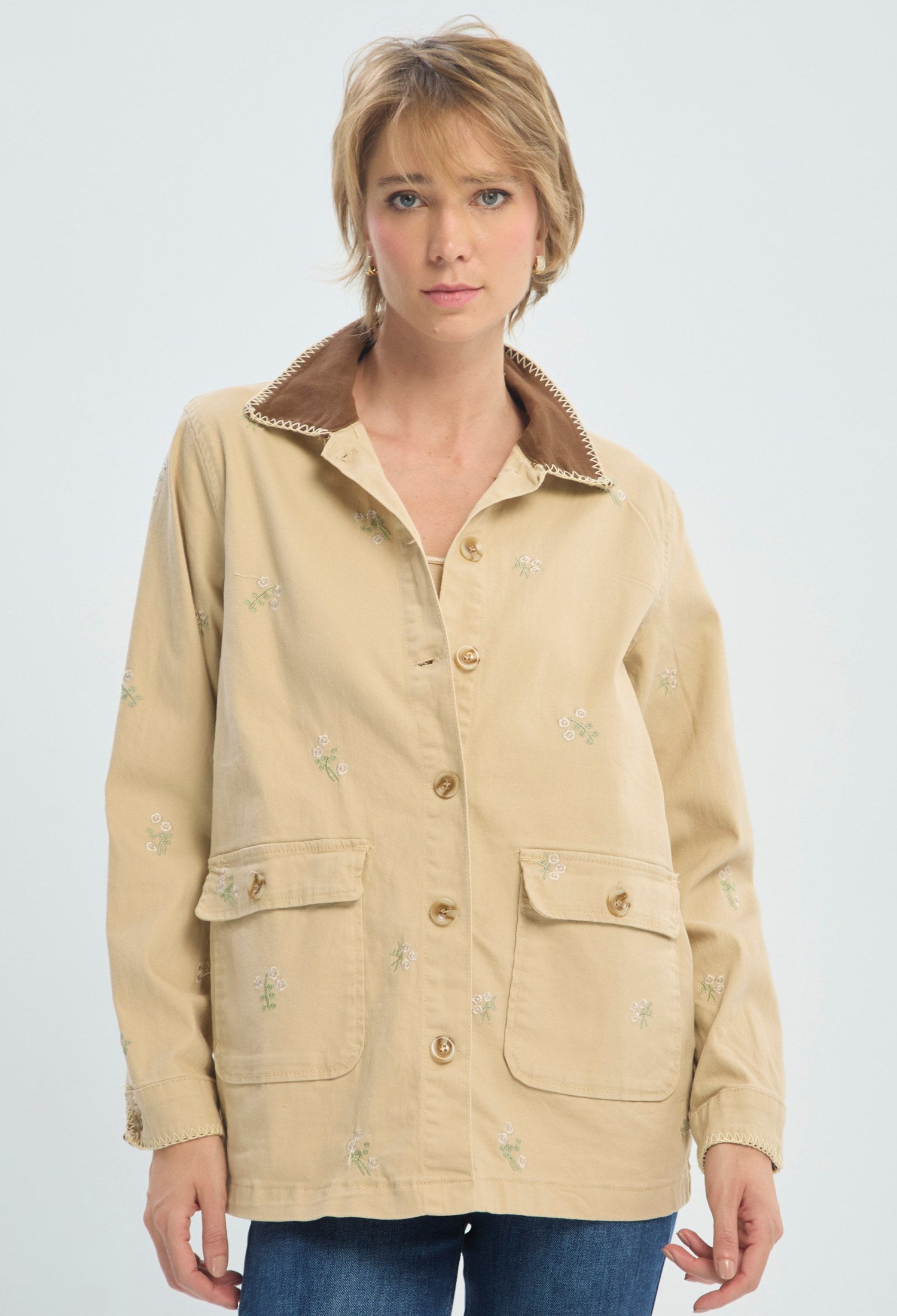 Chaqueta beige con flores bordadas y cuello en contraste marrón BYBLA