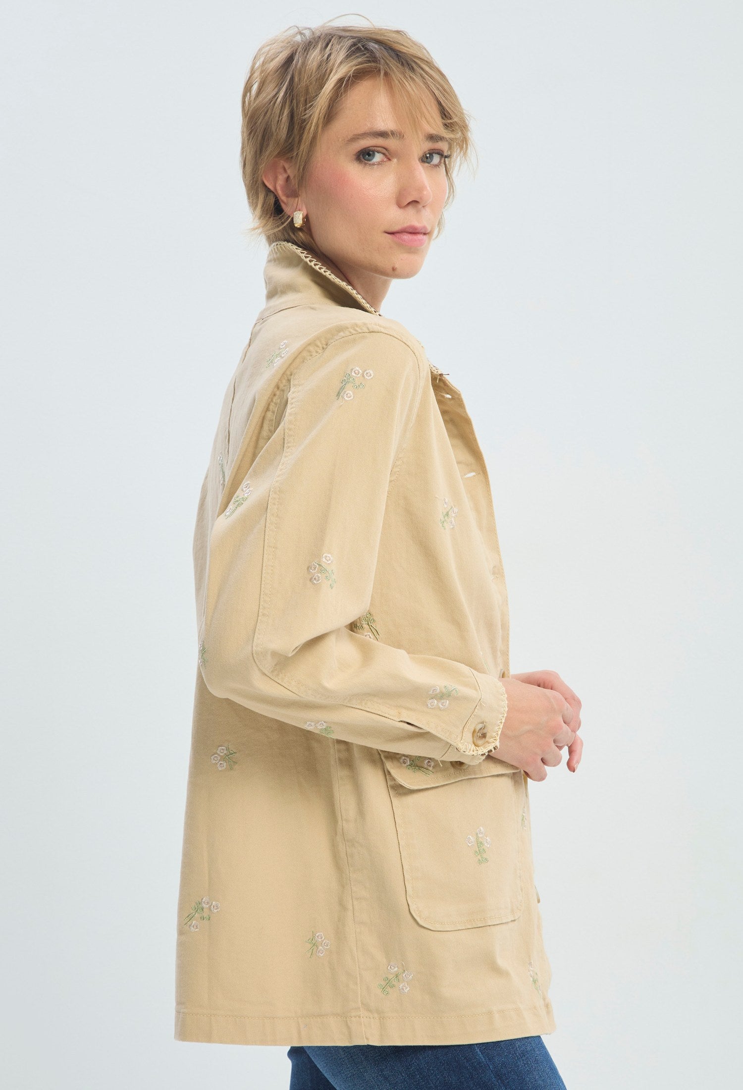 Chaqueta beige con flores bordadas y cuello en contraste marrón BYBLA - vista 3