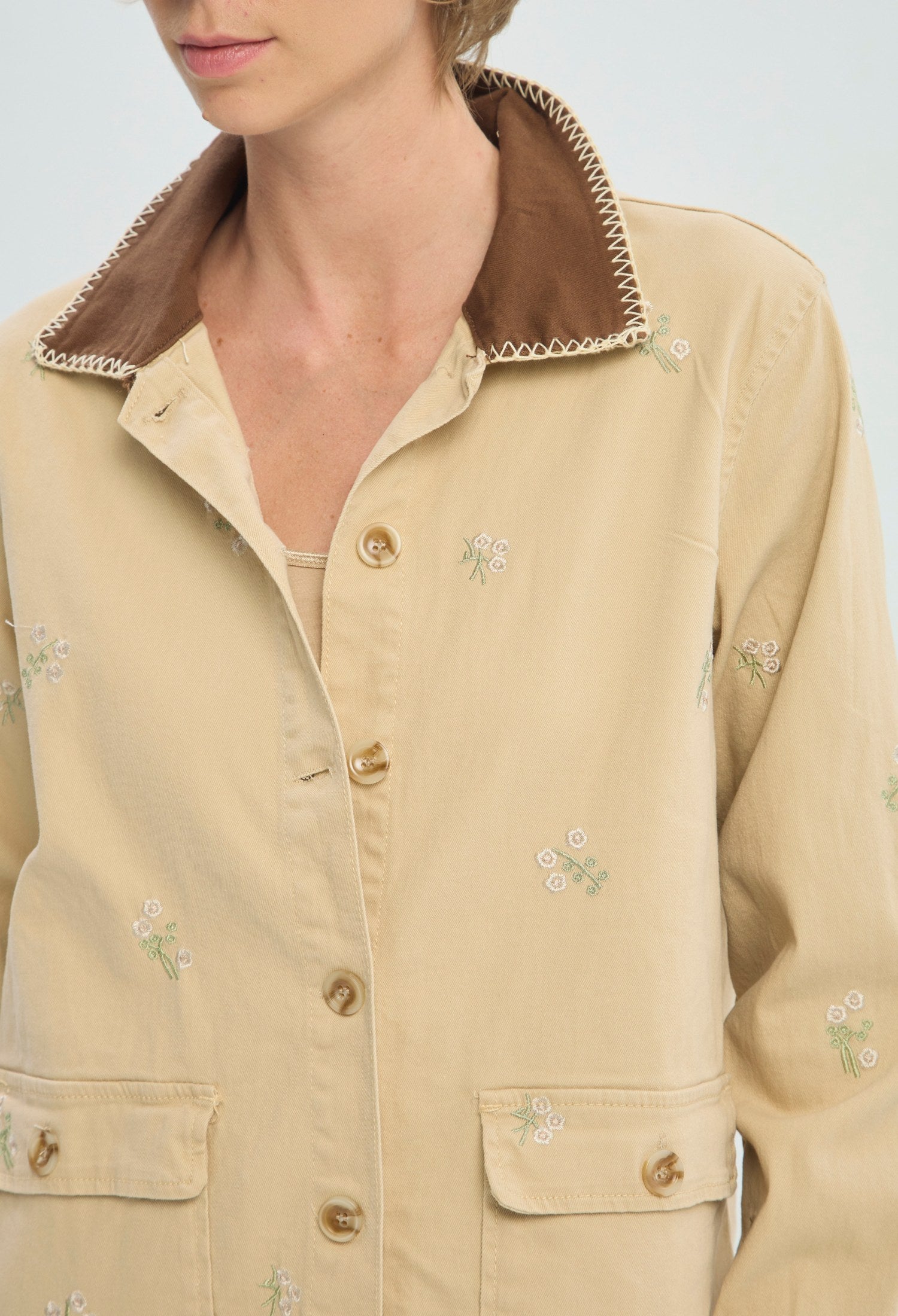 Chaqueta beige con flores bordadas y cuello en contraste marrón BYBLA - vista 4