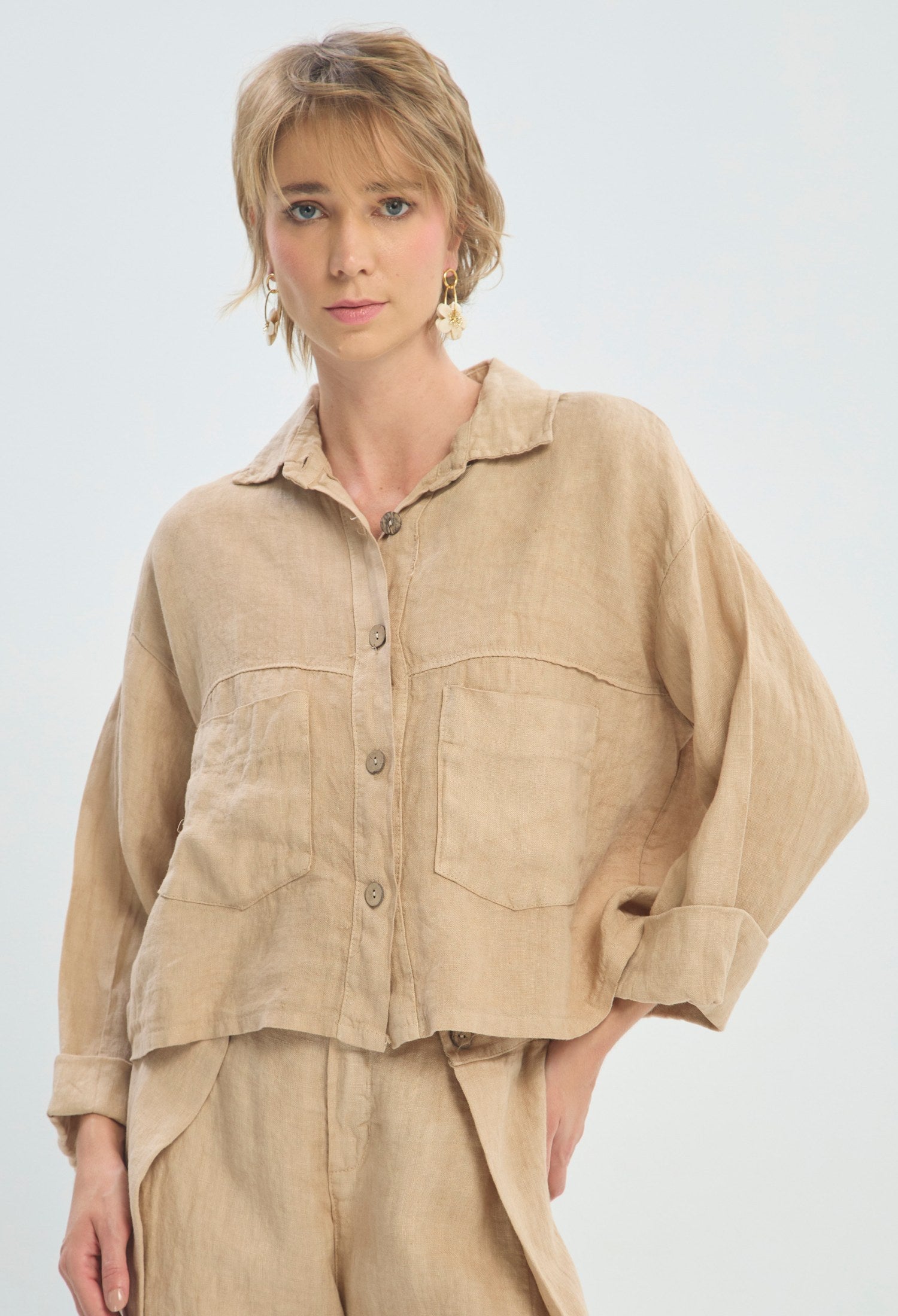 Chaqueta camisera camel con bolsillos de parche BYBLA