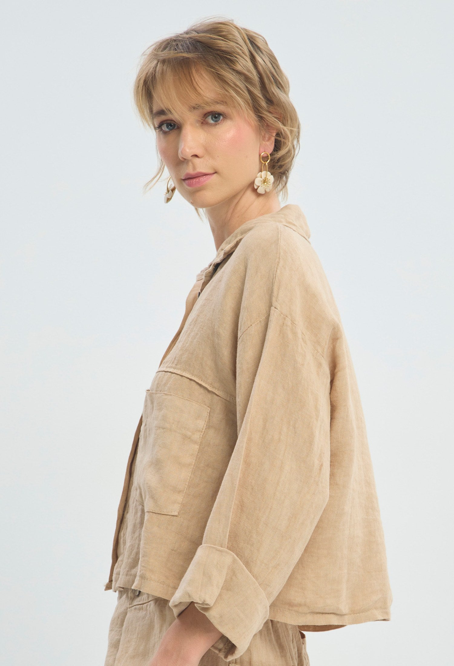 Chaqueta camisera camel con bolsillos de parche BYBLA - vista 2