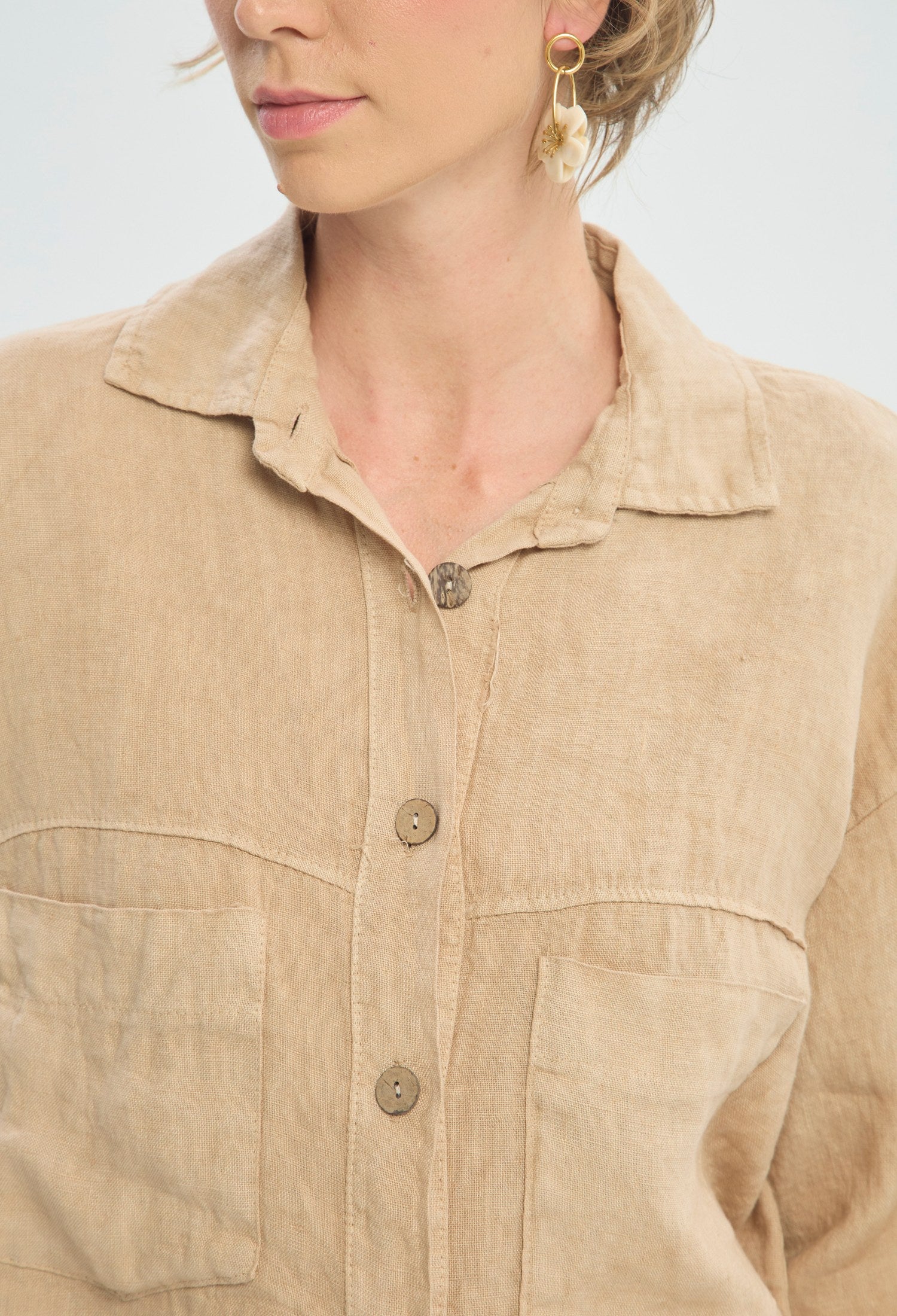 Chaqueta camisera camel con bolsillos de parche BYBLA - vista 4