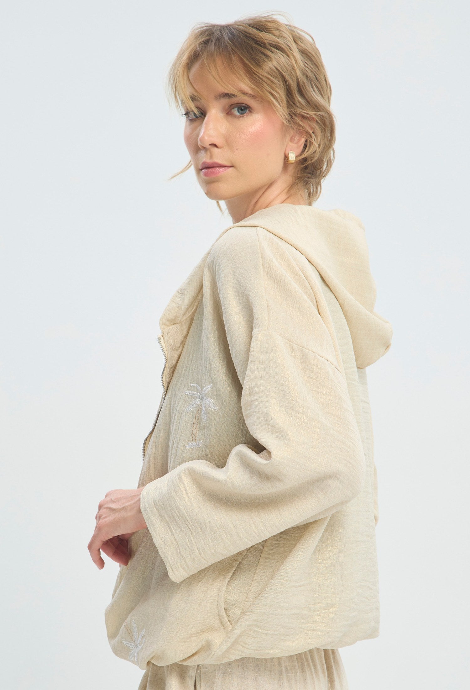 Chaqueta beige con capota y palmeras bordadas BYBLA - vista 2
