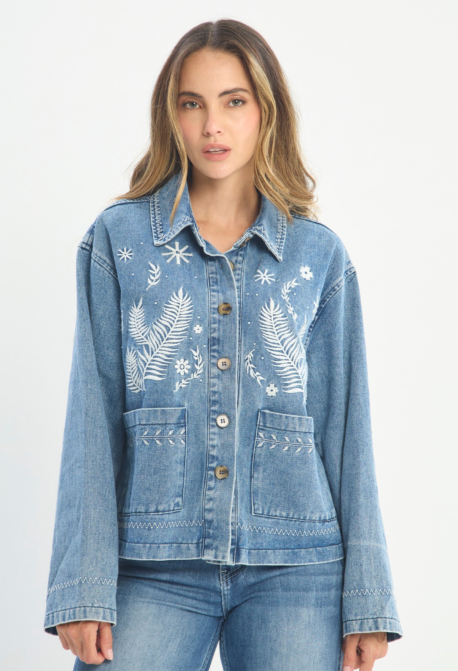 Mujer luciendo chaqueta azul BYBLA - Cropped Estampado