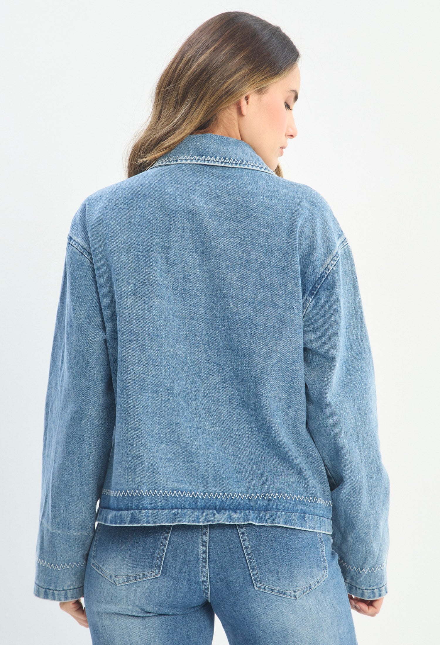 Mujer luciendo chaqueta azul BYBLA - Cropped Estampado - vista 3