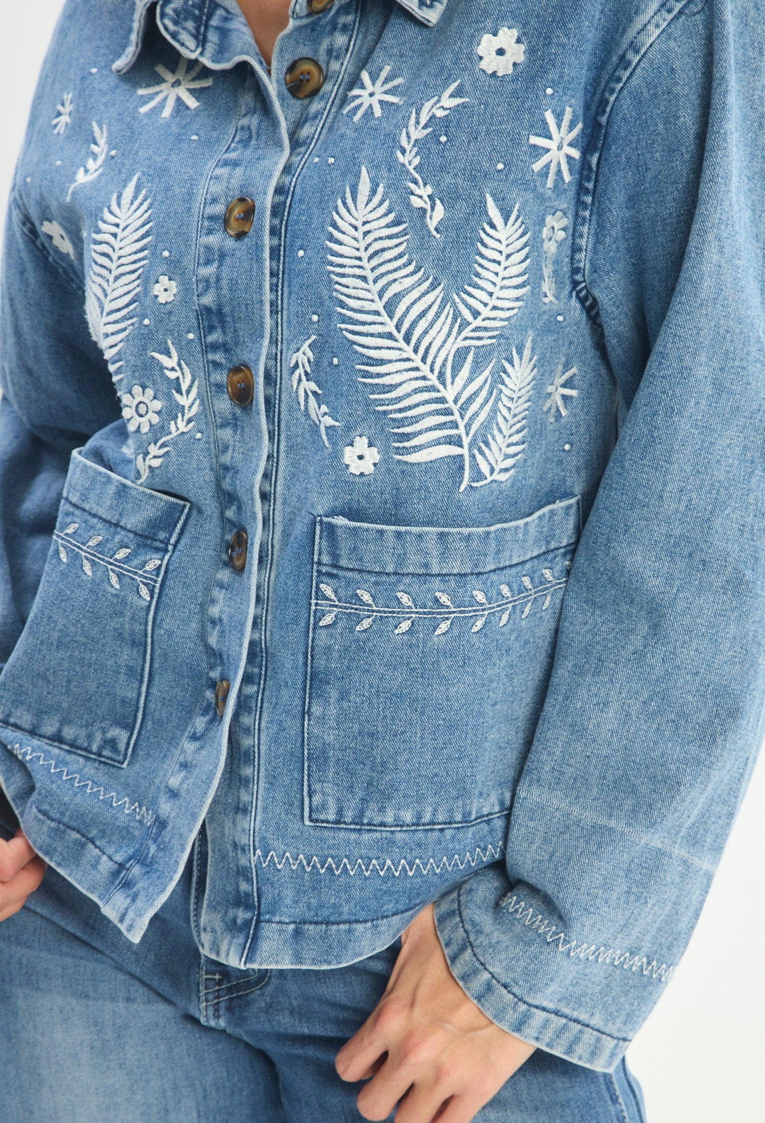 Mujer luciendo chaqueta azul BYBLA - Cropped Estampado - vista 4