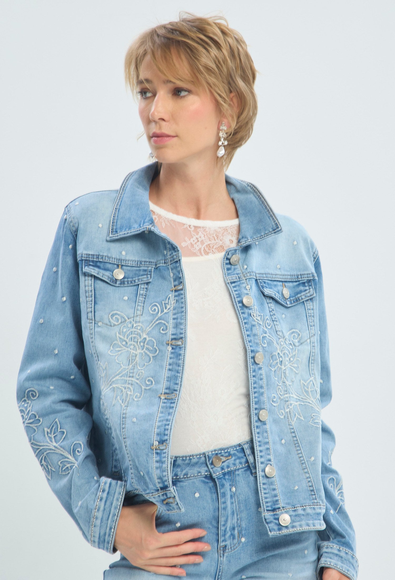 Chaqueta denim azul claro con bordado floral y cristales BYBLA
