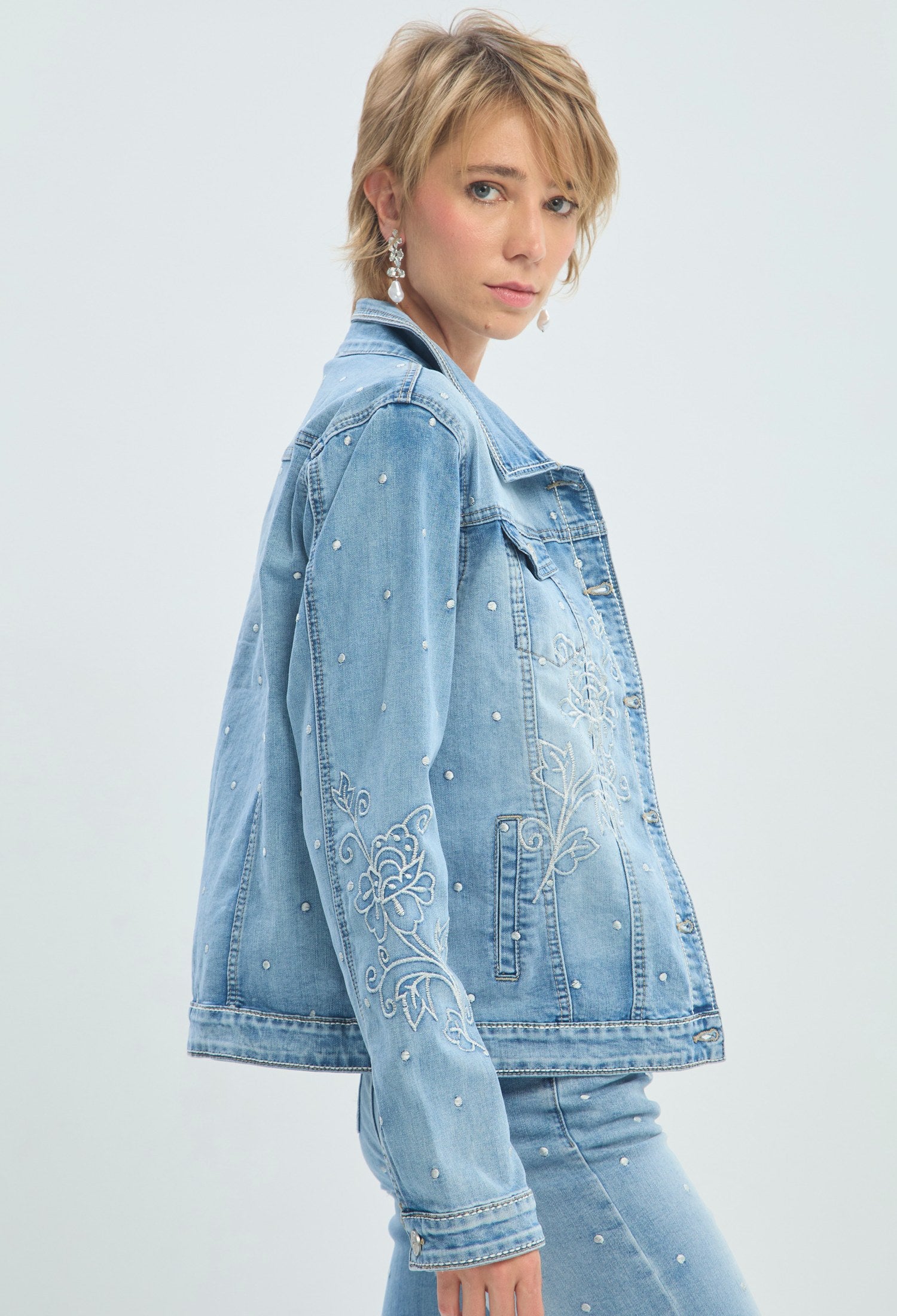 Chaqueta denim azul claro con bordado floral y cristales BYBLA - vista 2
