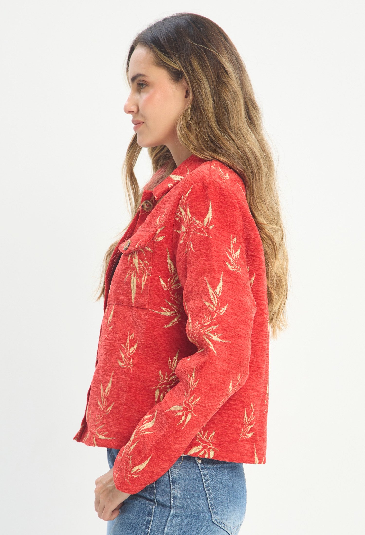 Mujer luciendo chaqueta rojo BYBLA - Denim Bordado Floral
