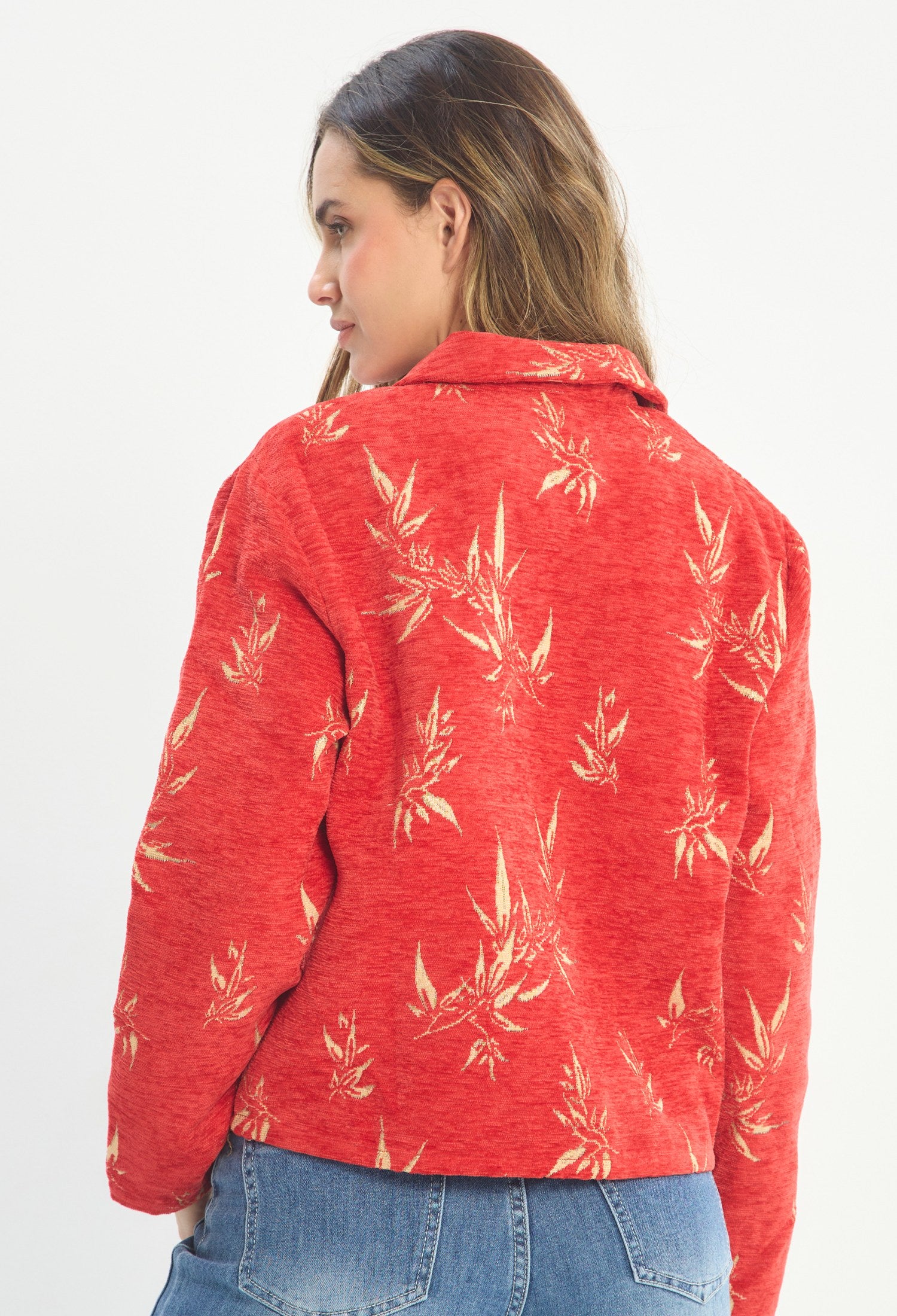 Mujer luciendo chaqueta rojo BYBLA - Denim Bordado Floral - vista 2