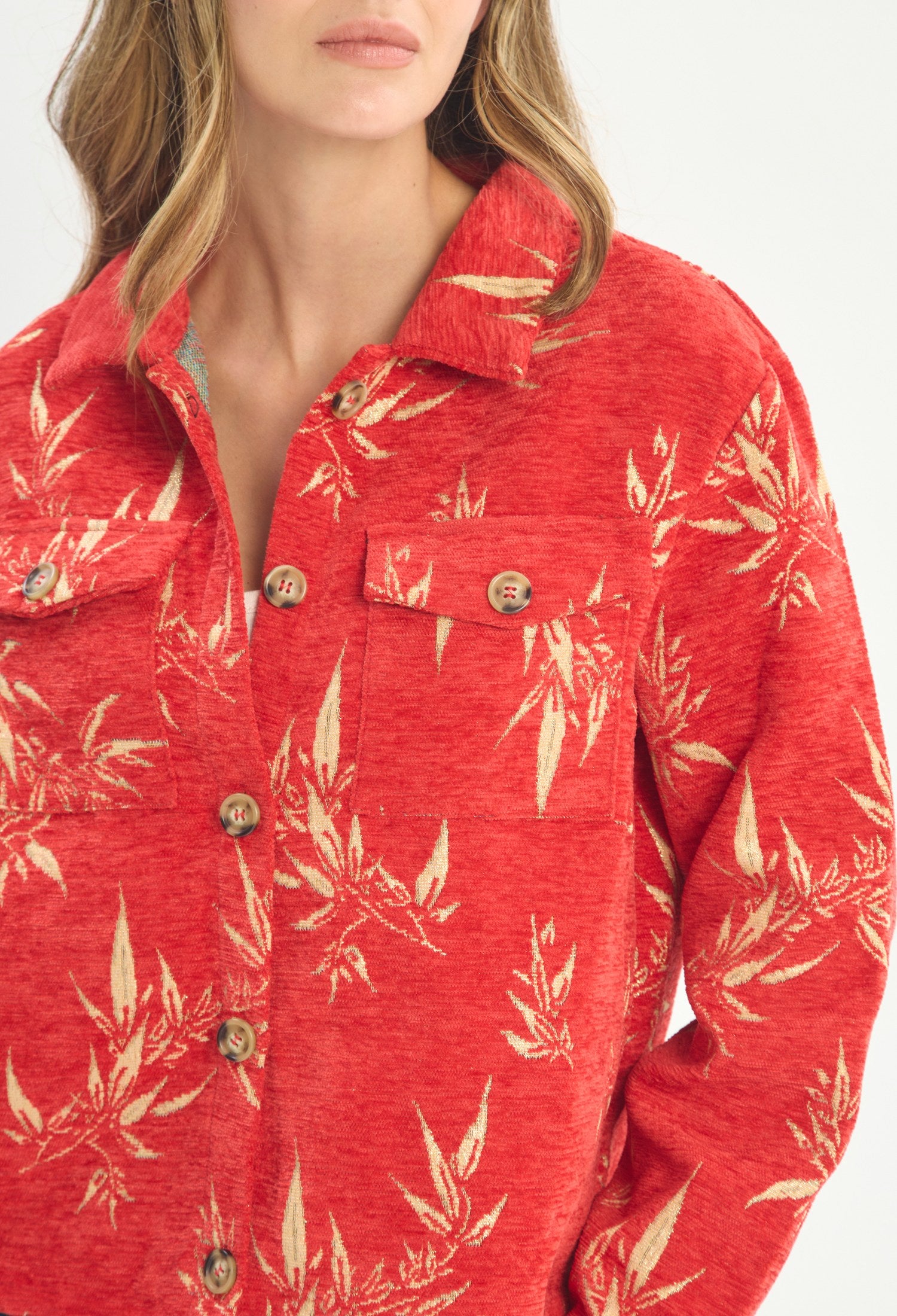Mujer luciendo chaqueta rojo BYBLA - Denim Bordado Floral - vista 3