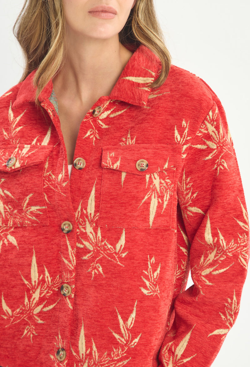 Mujer luciendo chaqueta rojo BYBLA - Denim Bordado Floral - vista 3
