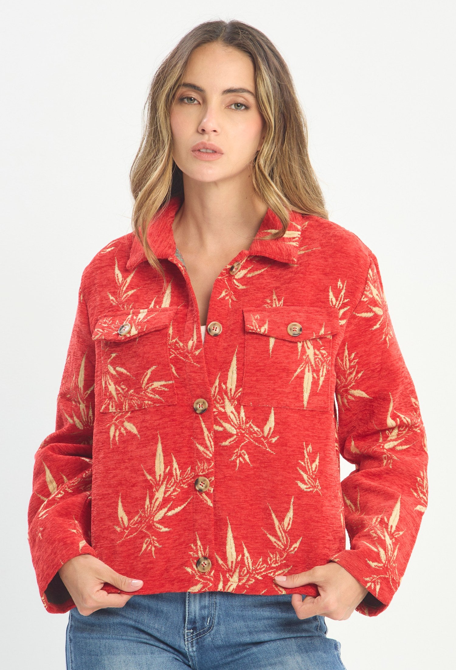 Mujer luciendo chaqueta rojo BYBLA - Denim Bordado Floral - vista 4
