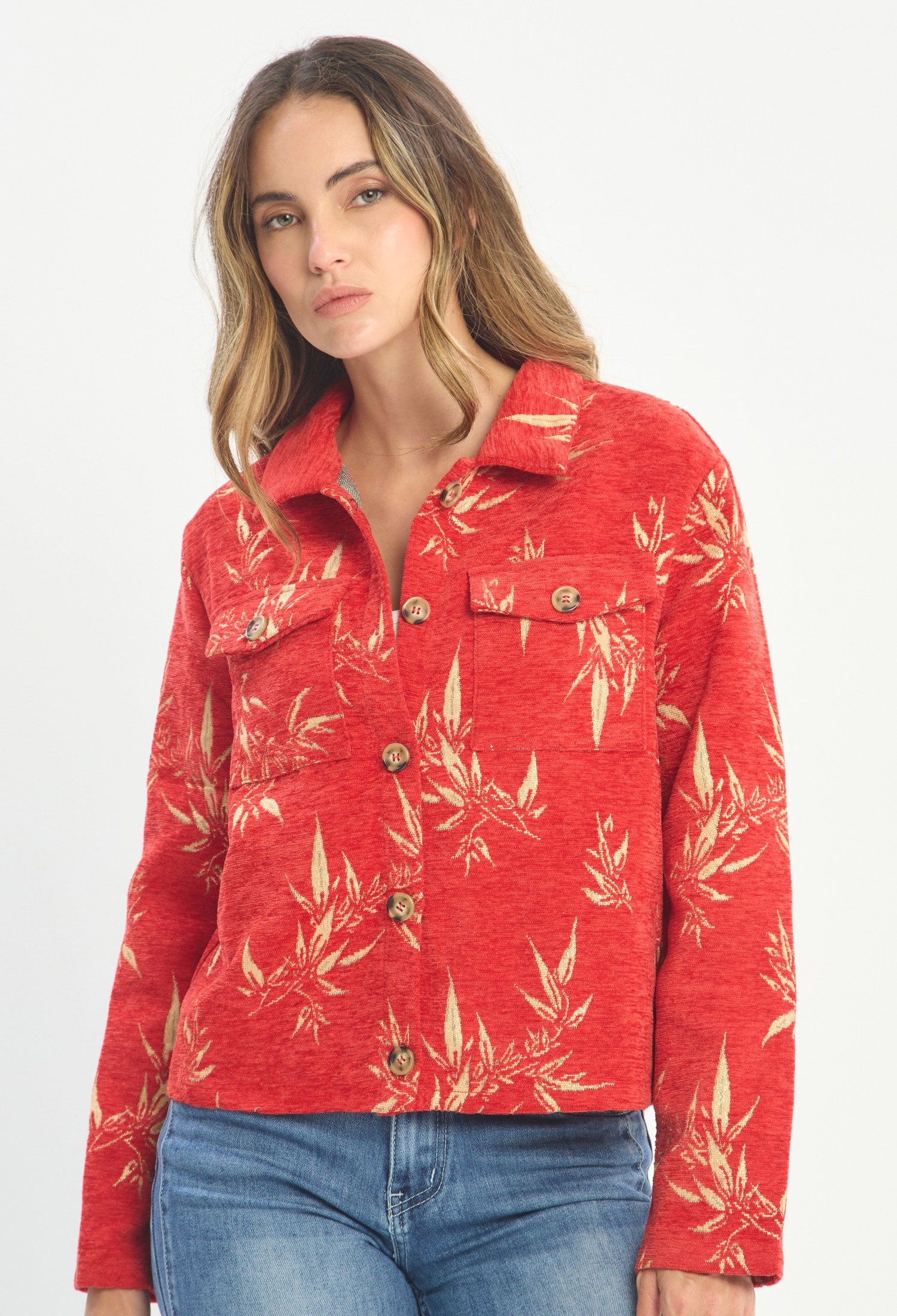Mujer luciendo chaqueta rojo BYBLA - Denim Bordado Floral - vista 5