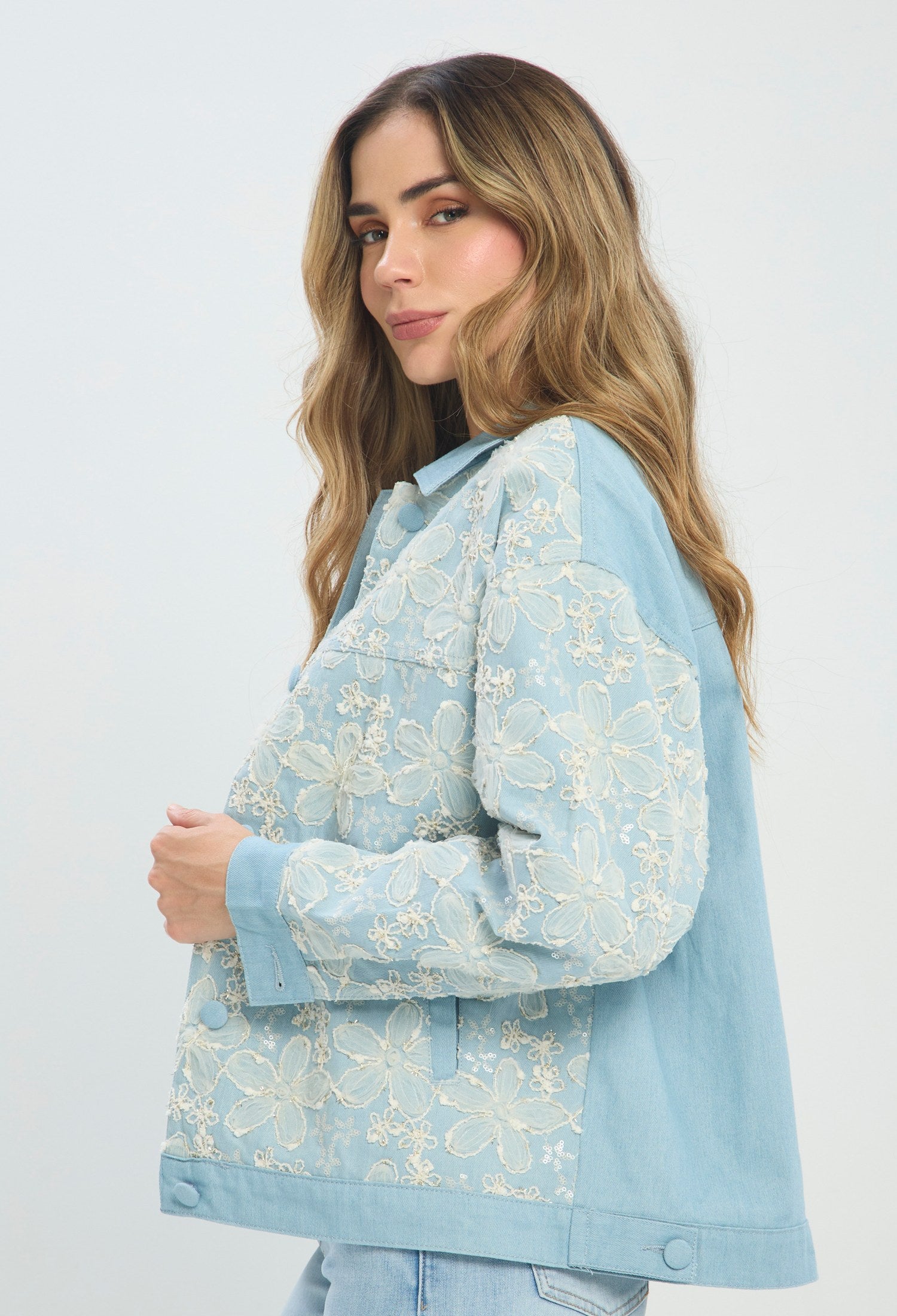 Chaqueta denim azul claro con encaje floral blanco aplicado y manga larga - vista 2