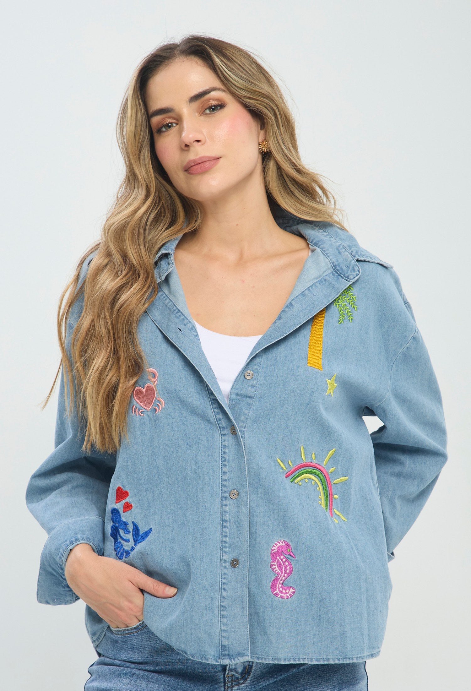 Blusa tipo chaqueta azul en denim con parches bordados marinos