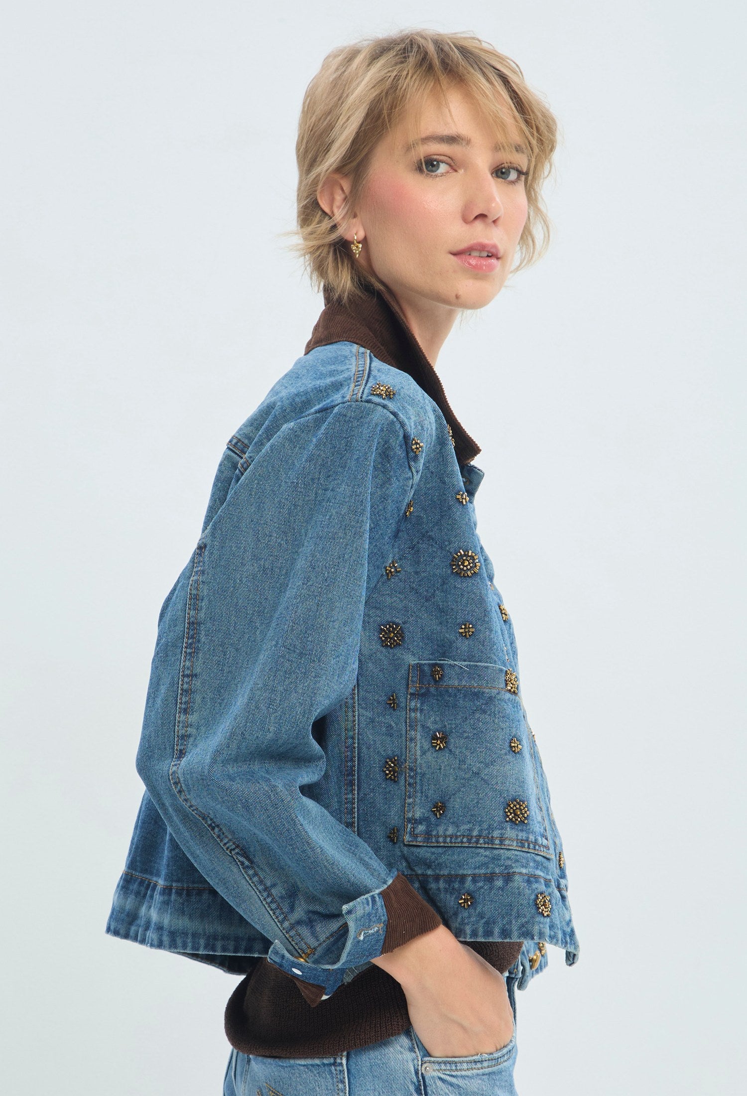 Chaqueta de jean corta azul con cuello en pana chocolate y apliques dorados BYBLA - vista 4