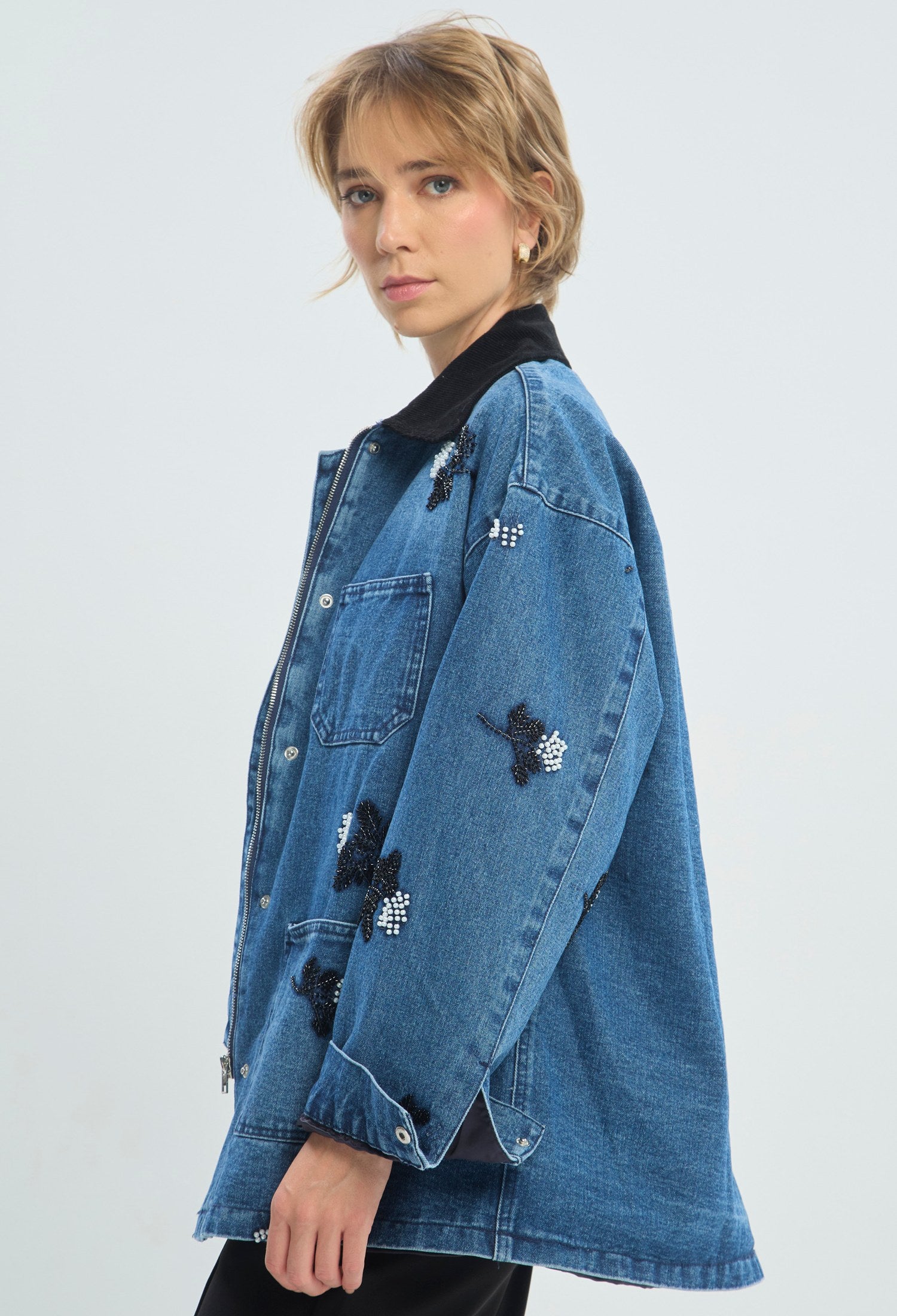 Chaqueta de jean azul oversize con cuello en pana negra y flores en pedrería BYBLA - vista 2