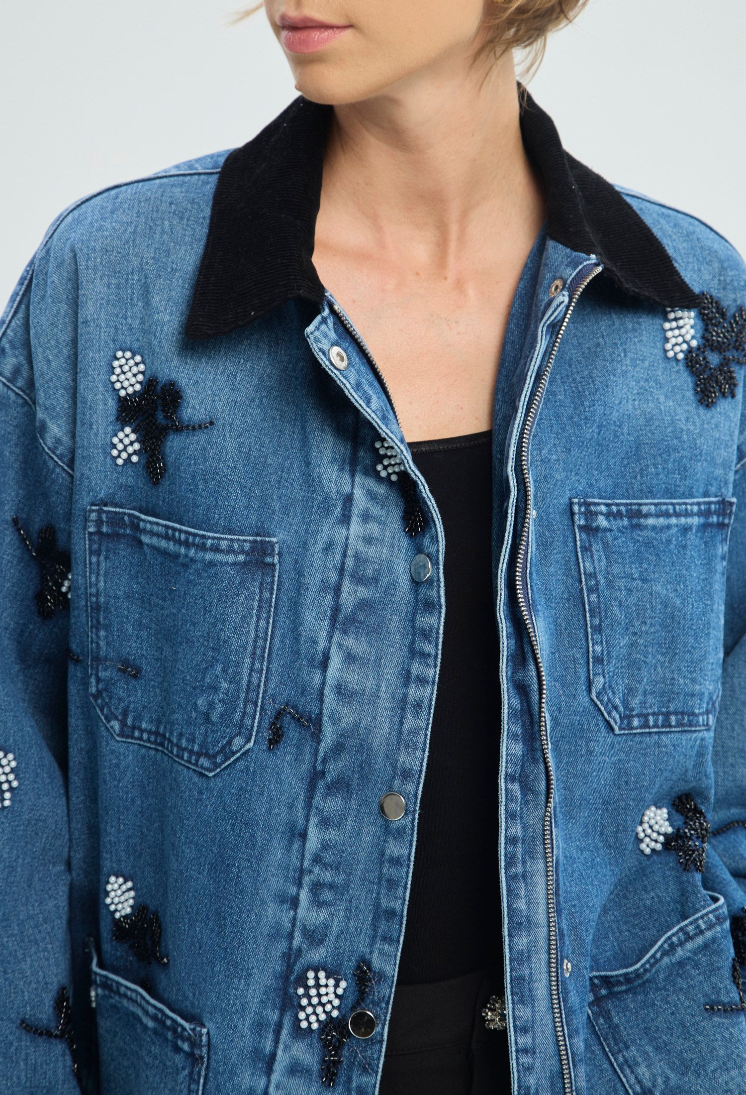 Chaqueta de jean azul oversize con cuello en pana negra y flores en pedrería BYBLA - vista 4
