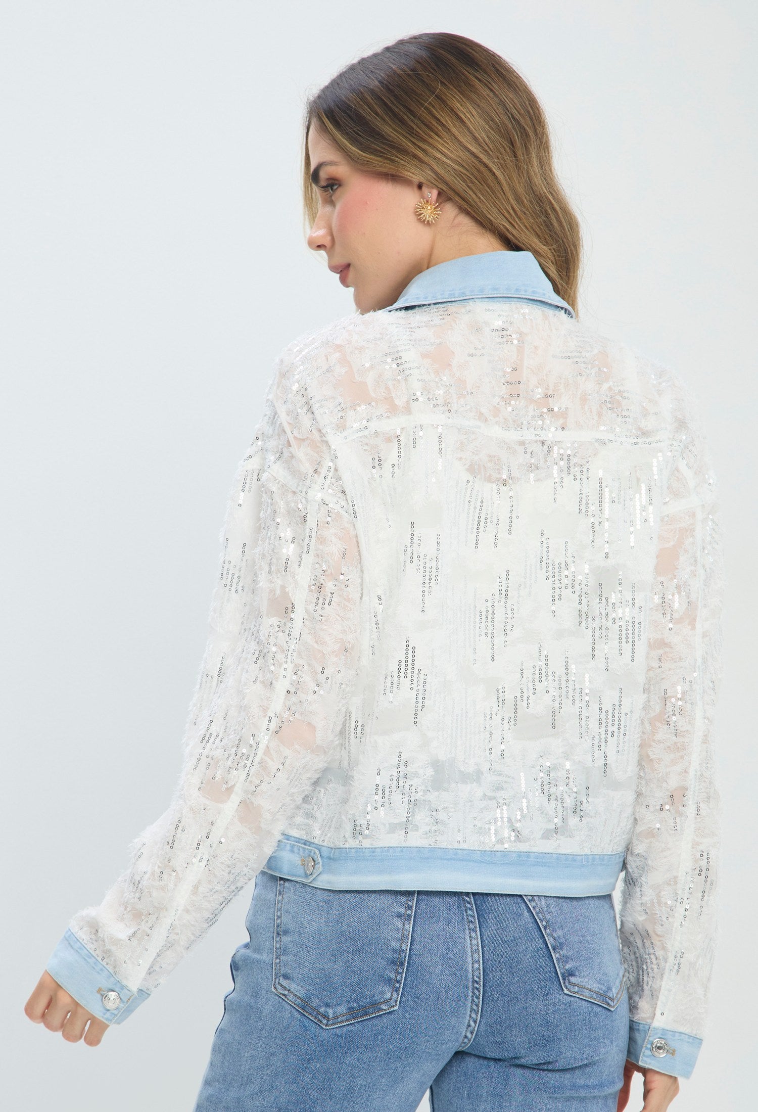 Chaqueta blanca corta con lentejuelas y bolsillos azules en denim - vista 3