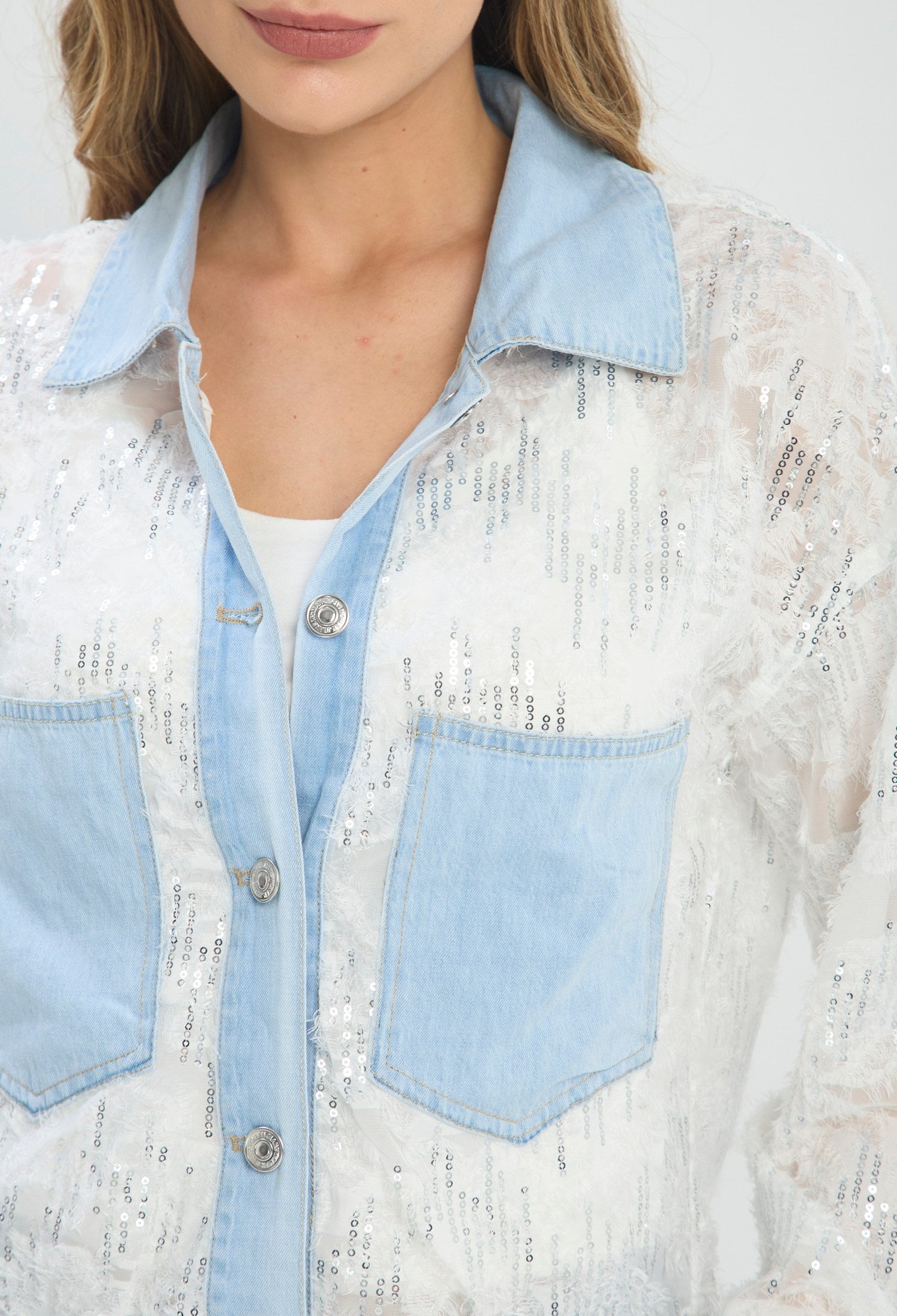 Chaqueta blanca corta con lentejuelas y bolsillos azules en denim - vista 4