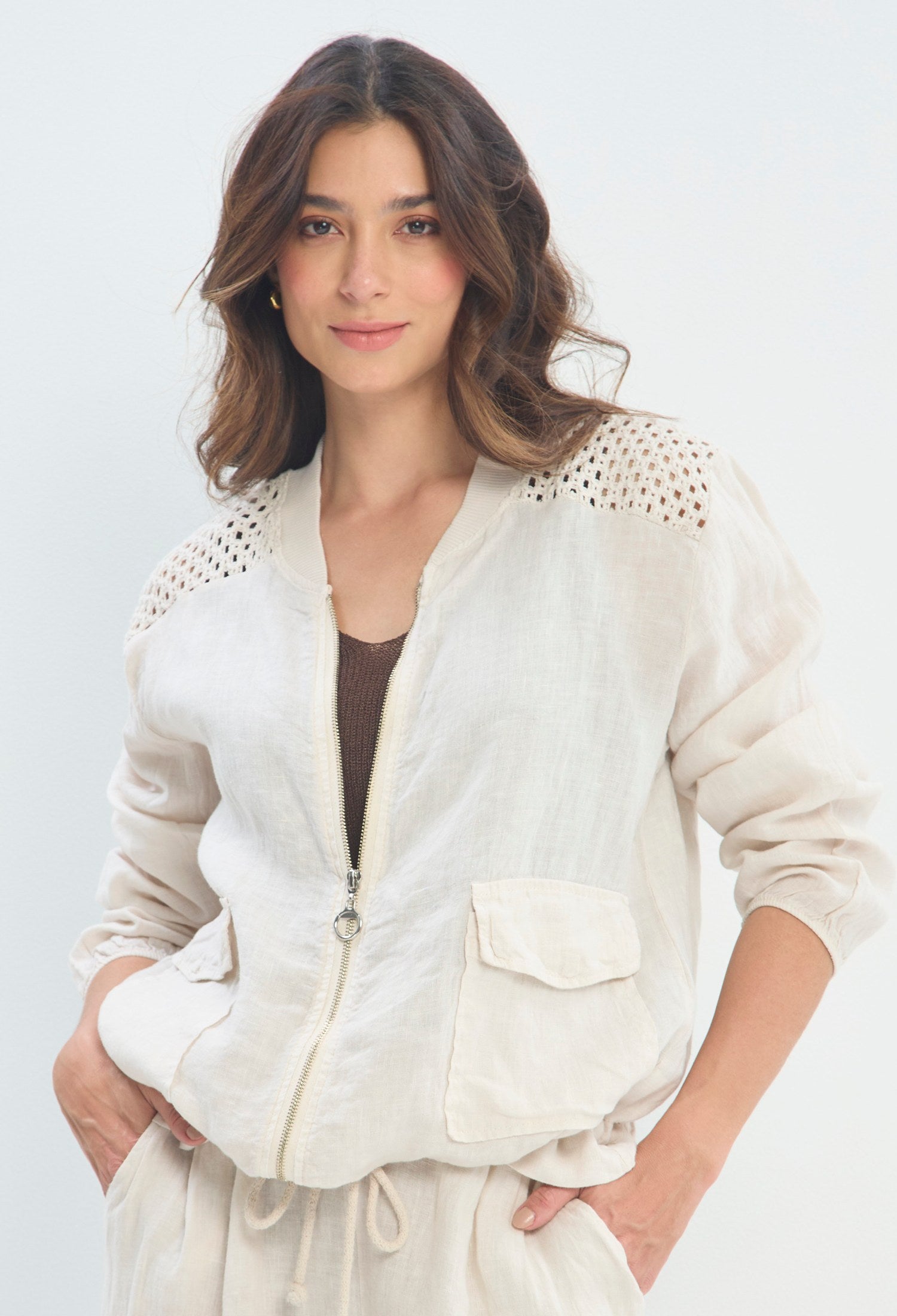 Chaqueta Lino Crochet Bolsillos beige arena BYBLA