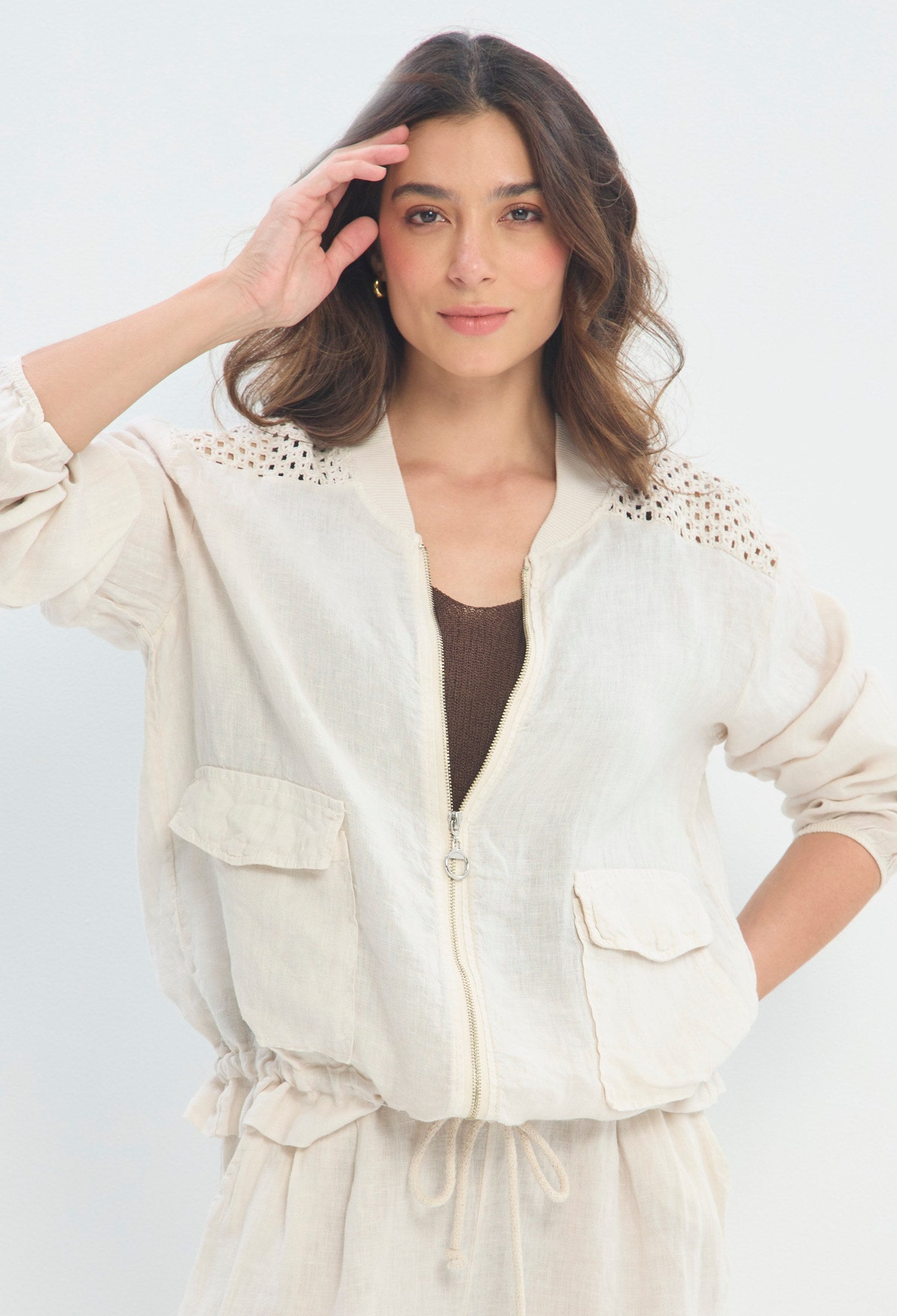 Chaqueta Lino Crochet Bolsillos beige arena BYBLA - vista 2