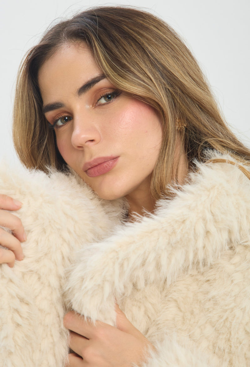 Chaqueta corta beige tipo peluche con cuello solapa y manga larga - vista 2