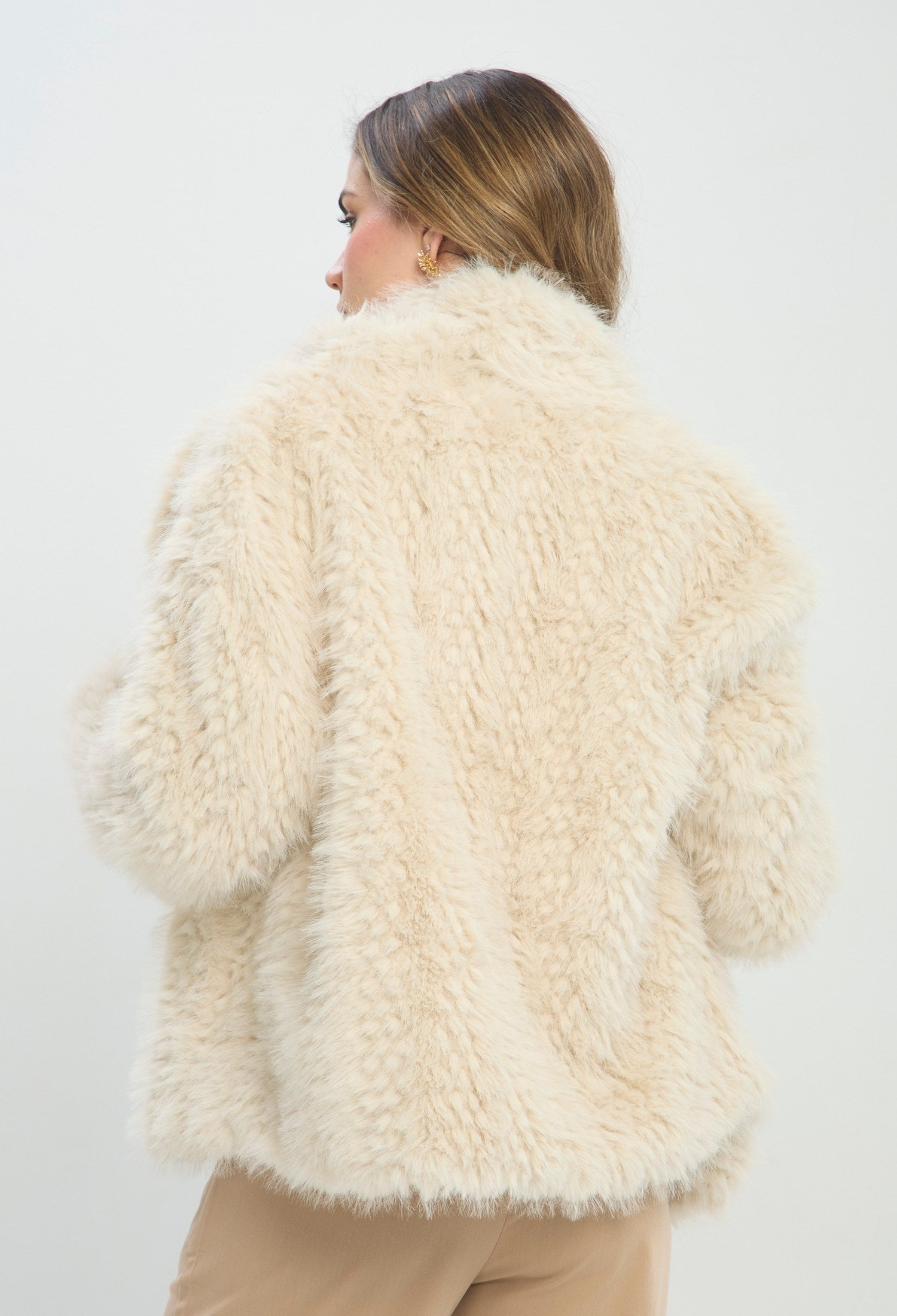 Chaqueta corta beige tipo peluche con cuello solapa y manga larga - vista 4