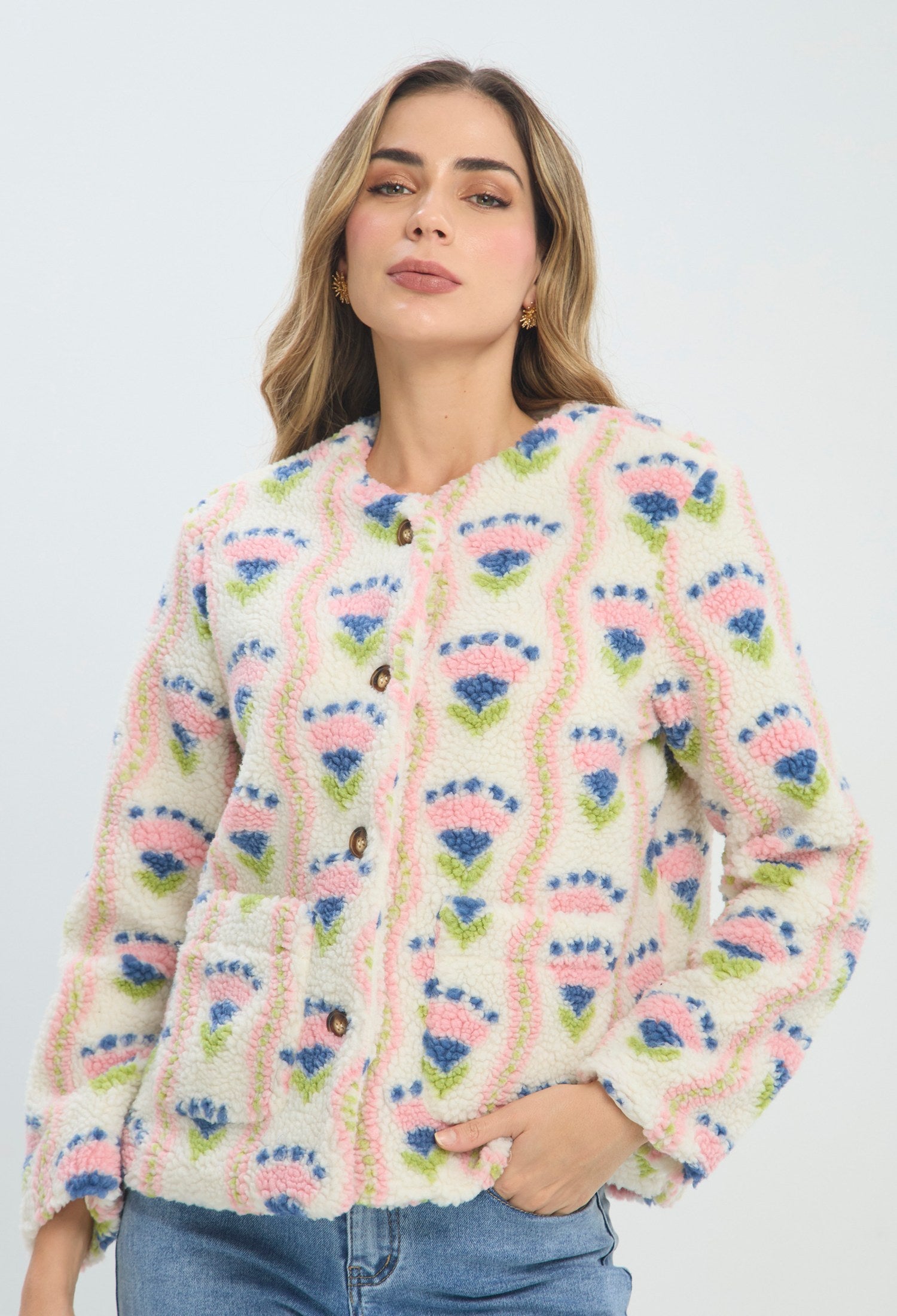 Chaqueta corta multicolor en tejido afelpado con flores rosadas y azules